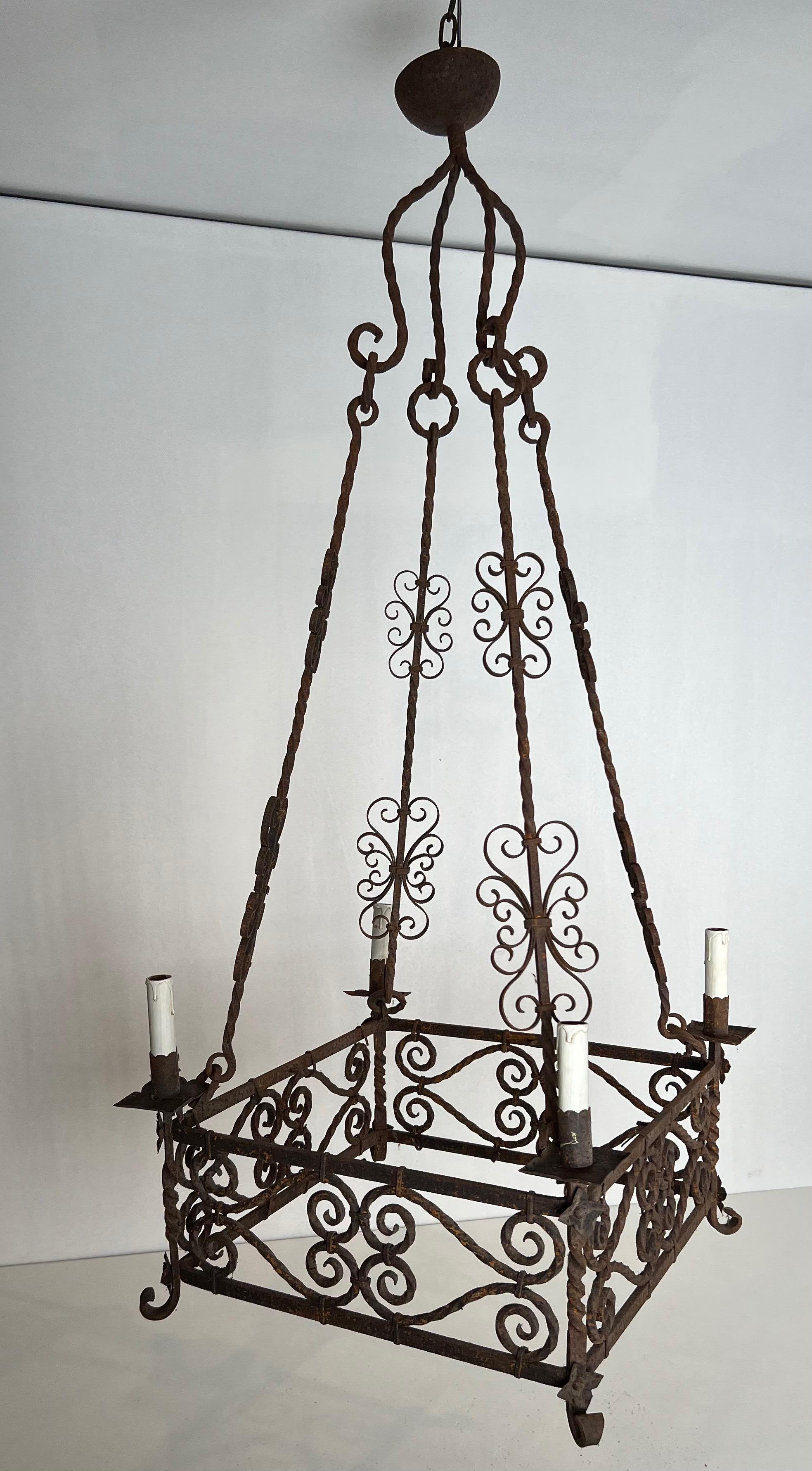 Lampadario in ferro battuto a 8 bracci in stile gotico. Circa 1950 in vendita 5