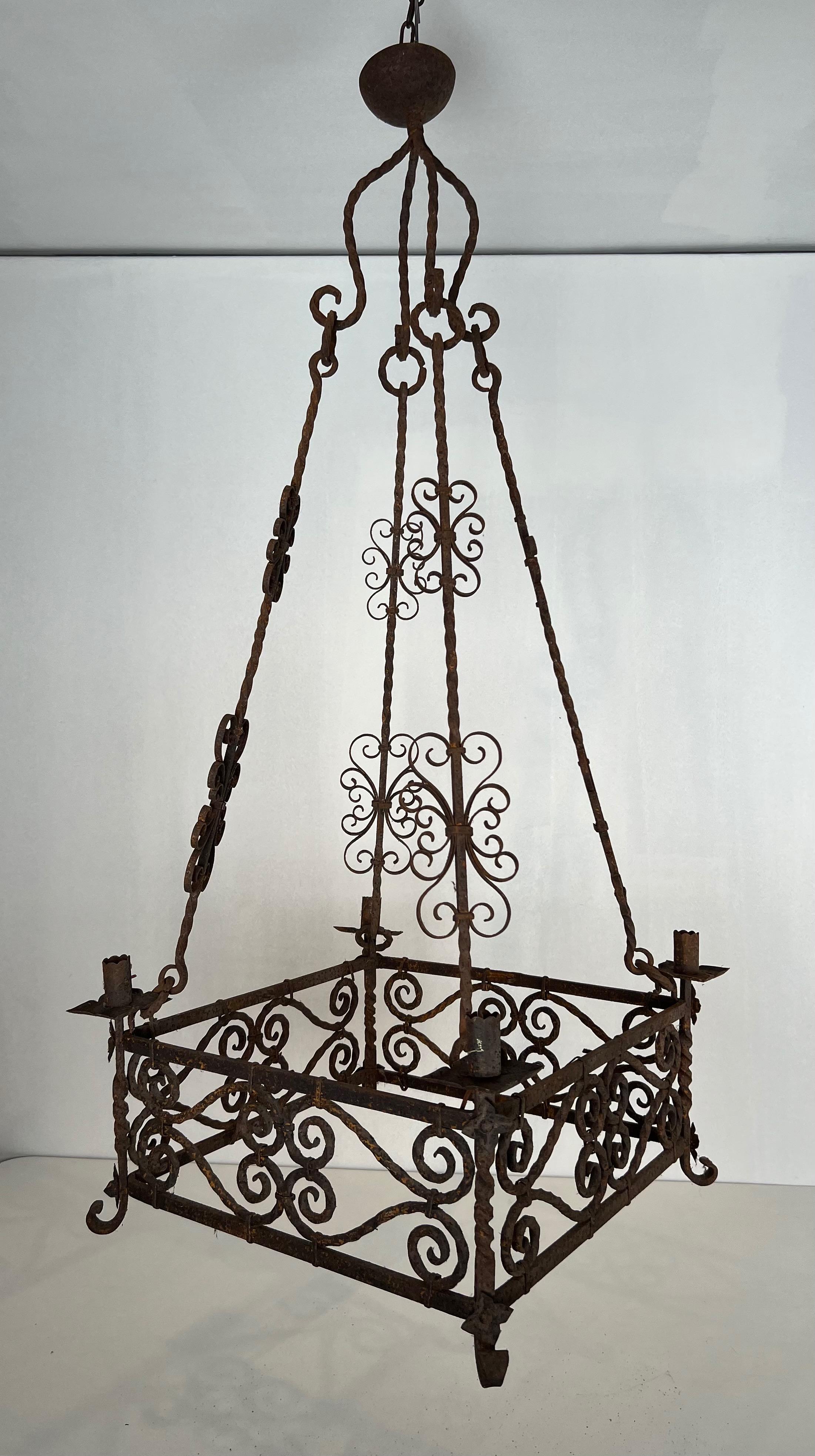 Lampadario in ferro battuto a 8 bracci in stile gotico. Circa 1950 in vendita 6