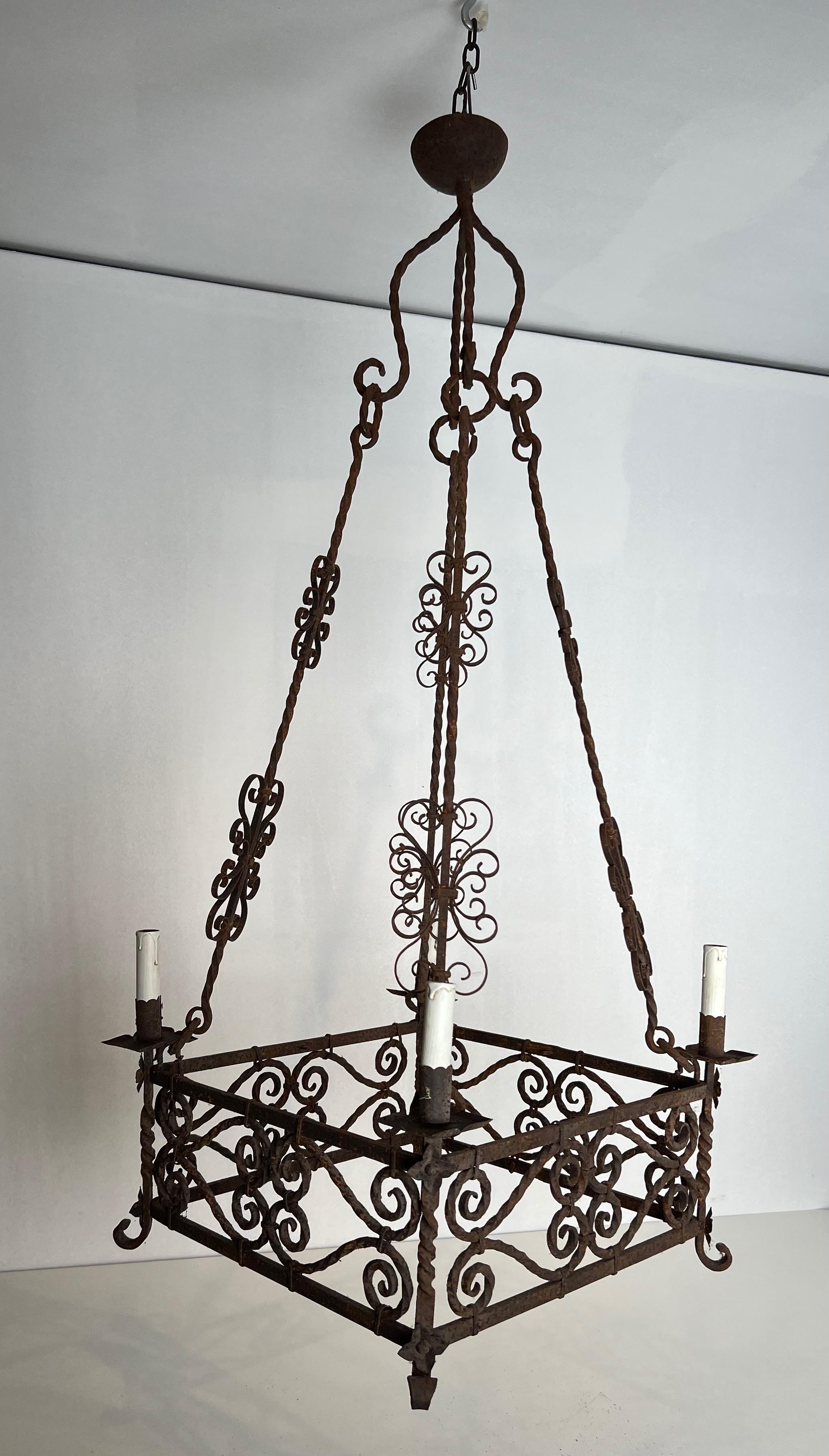Lampadario in ferro battuto a 8 bracci in stile gotico. Circa 1950 in vendita 7