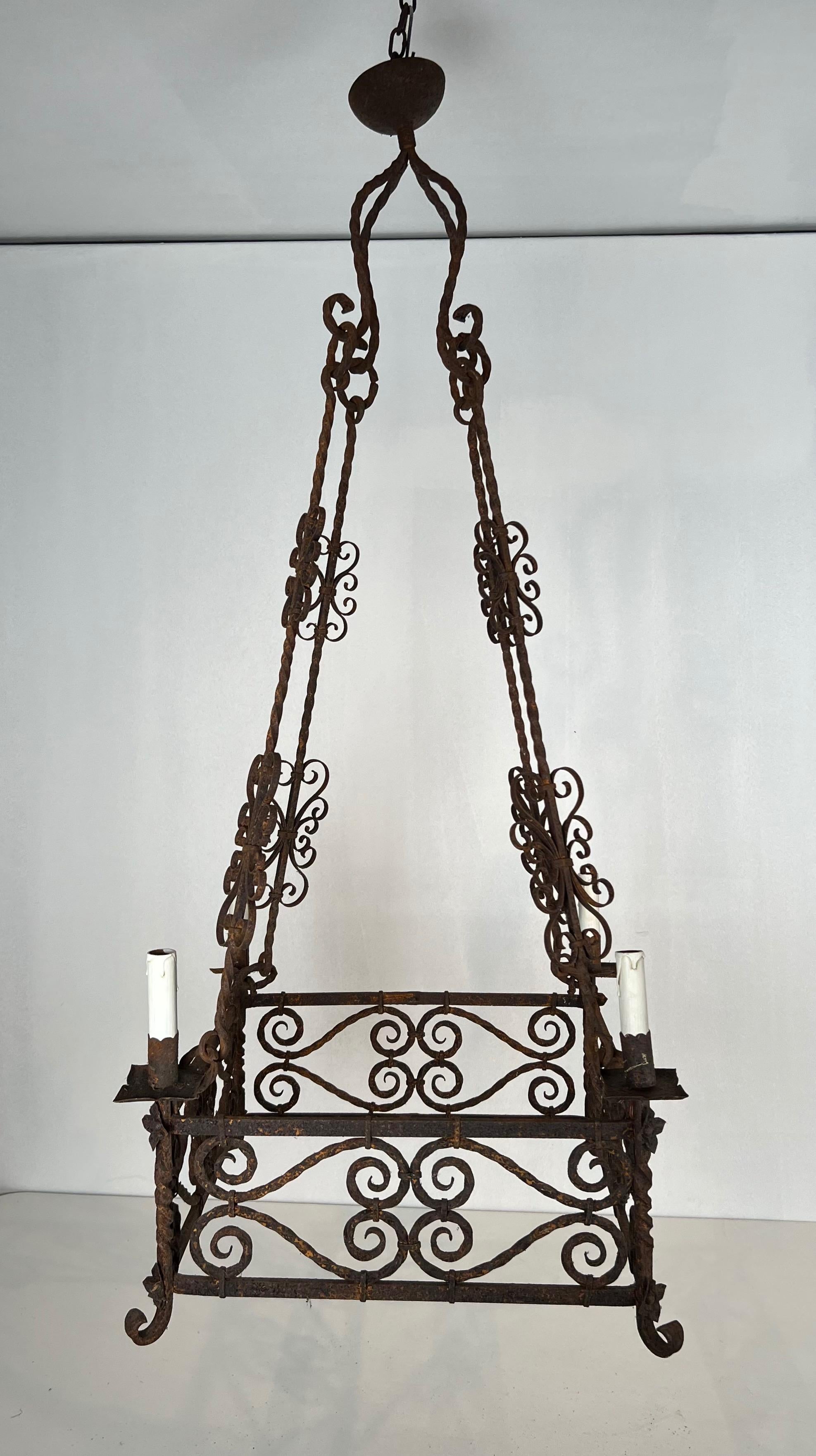 Lampadario in ferro battuto a 8 bracci in stile gotico. Circa 1950 in vendita 8