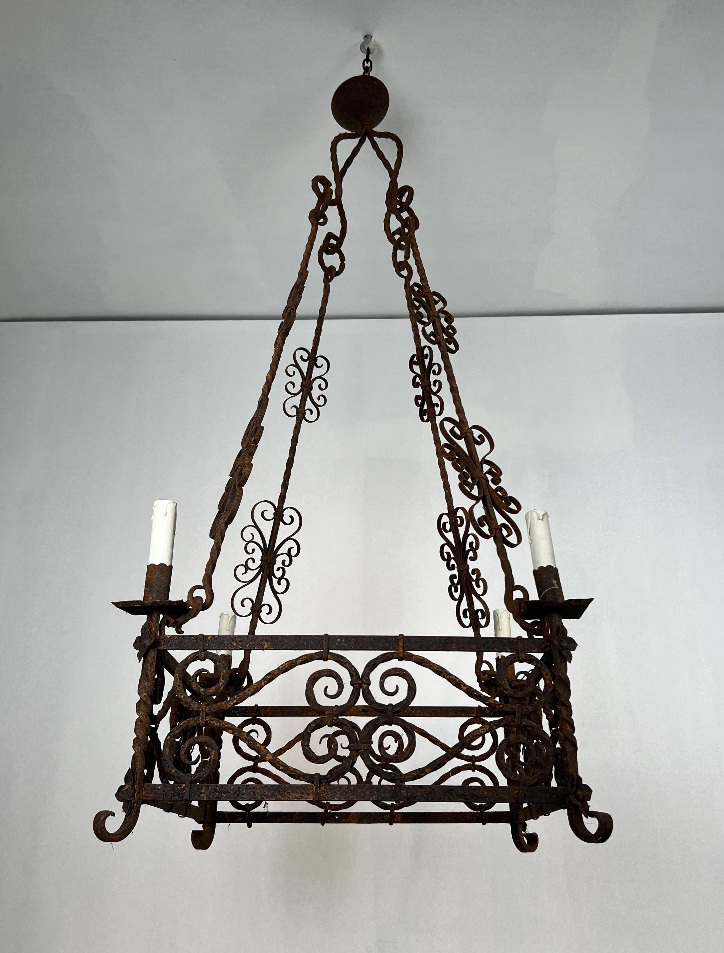 Lampadario in ferro battuto a 8 bracci in stile gotico. Circa 1950 in vendita 9