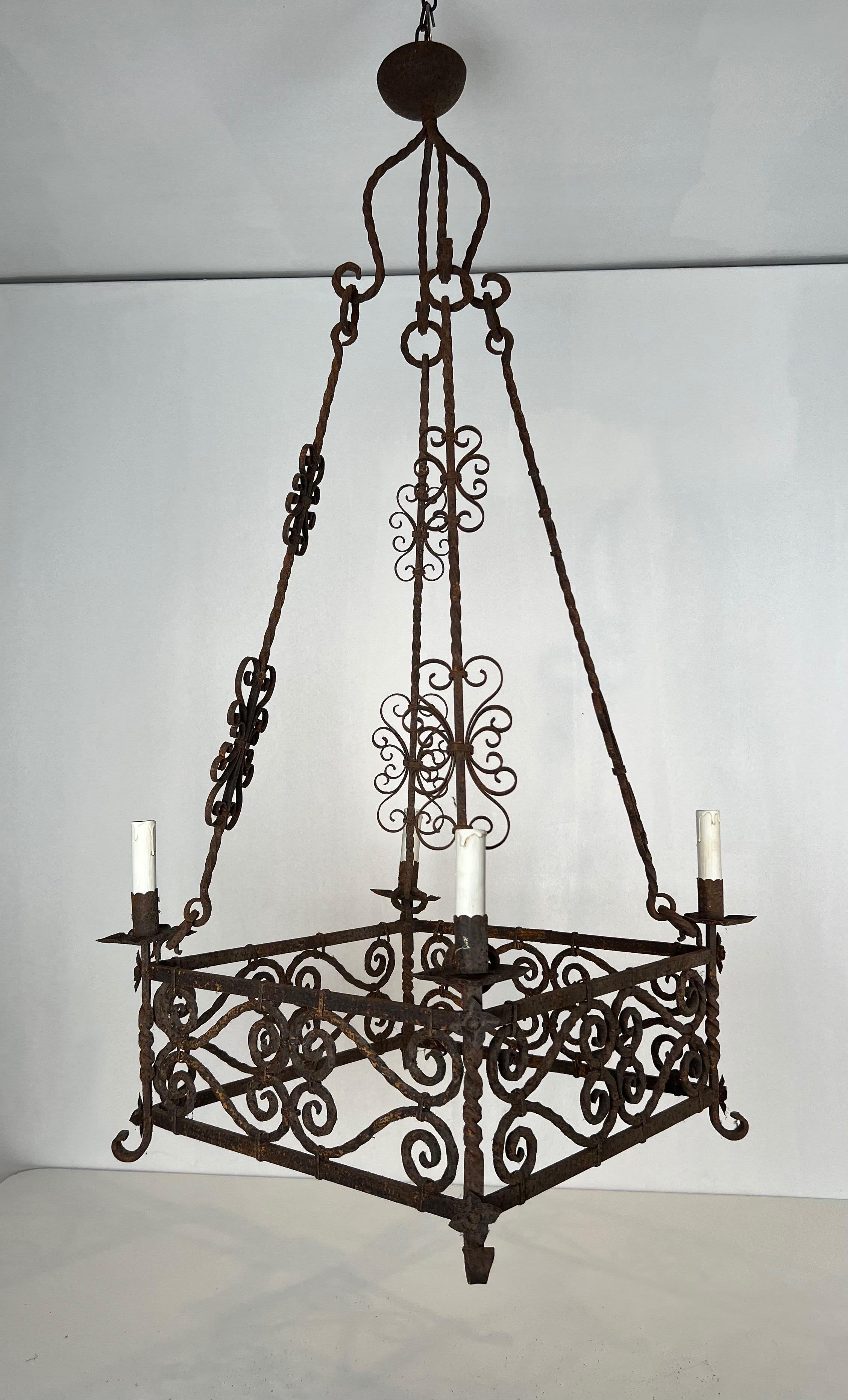 Lampadario in ferro battuto a 8 bracci in stile gotico. Circa 1950 in vendita 10