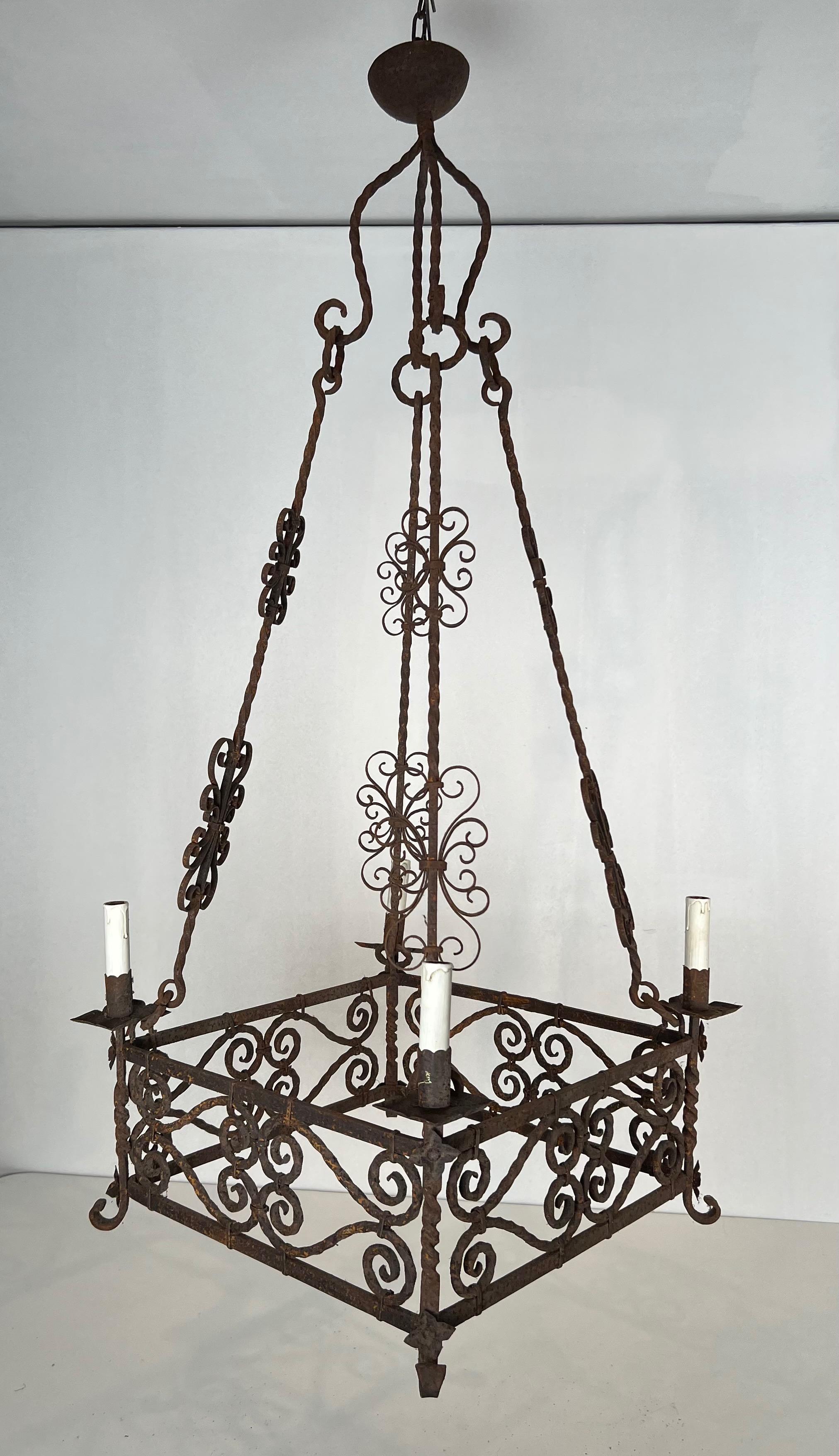 Lampadario in ferro battuto a 8 bracci in stile gotico. Circa 1950 in vendita 11