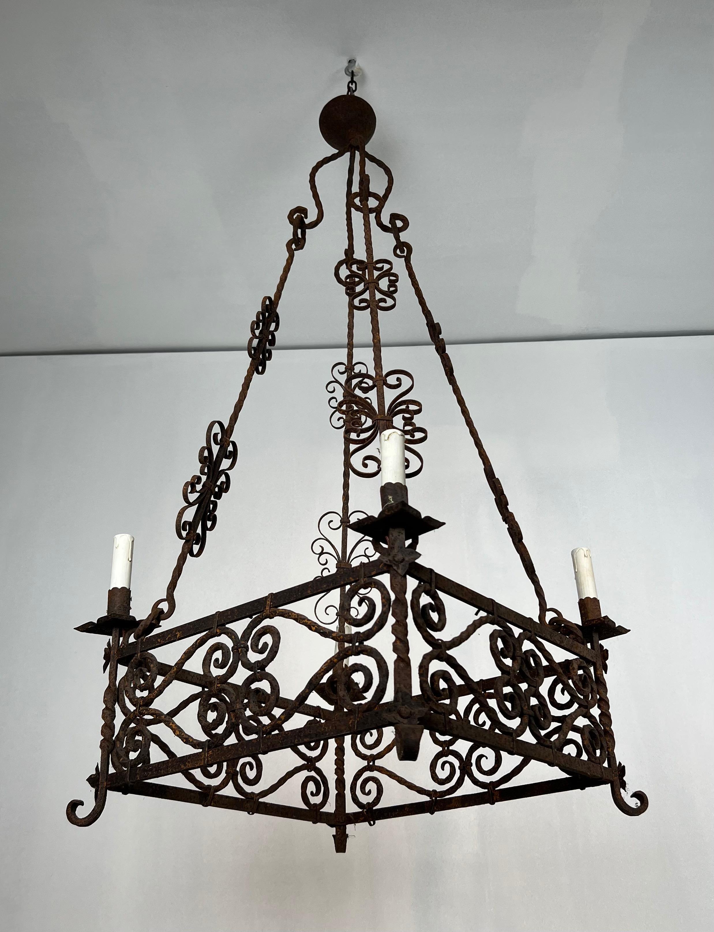 Lampadario in ferro battuto a 8 bracci in stile gotico. Circa 1950 in vendita 12
