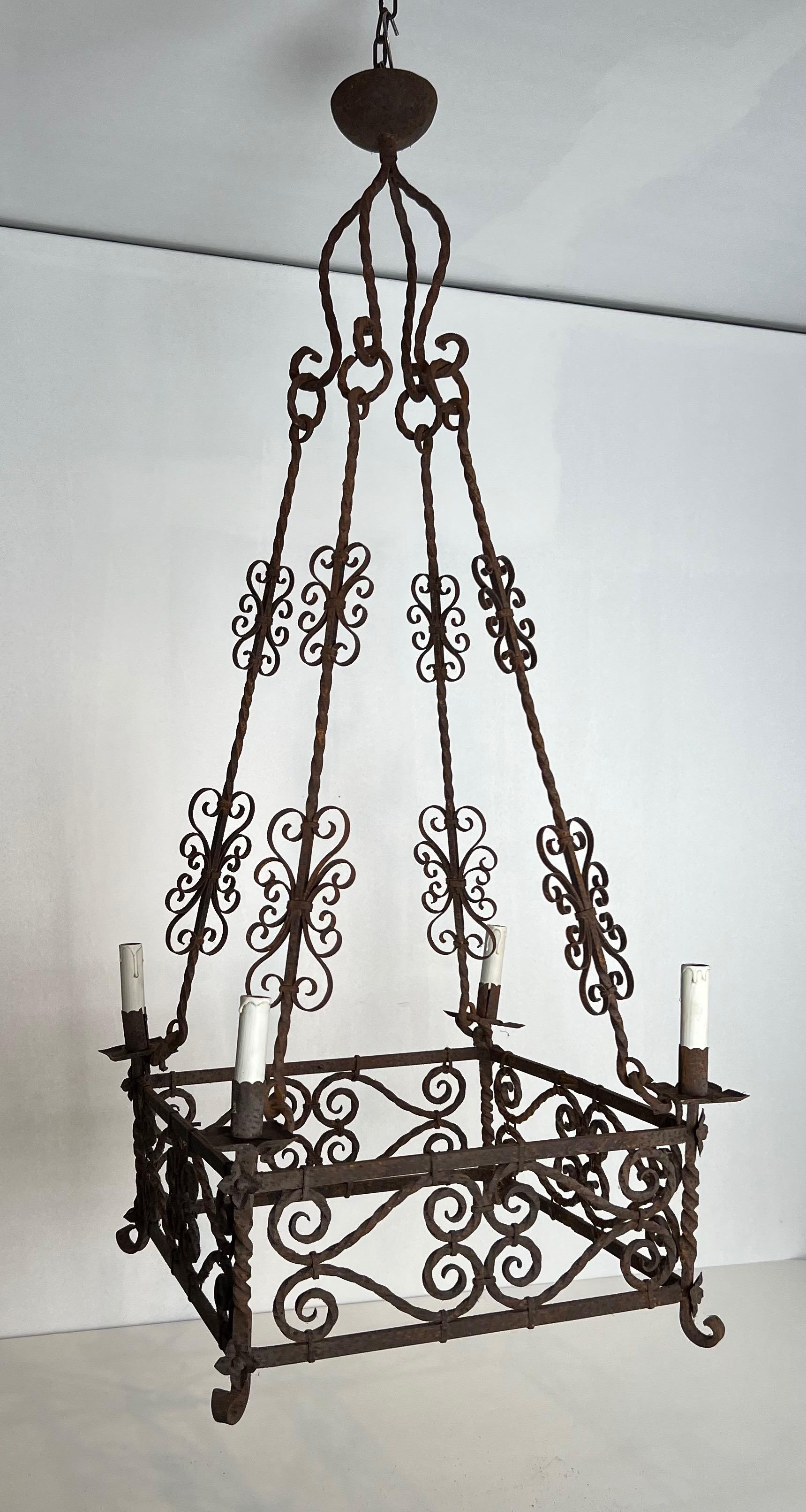 Questo bellissimo e decorativo lampadario è realizzato in ferro battuto con 4 bracci. Si tratta di un'opera francese molto bella e raffinata in stile gotico. Circa 1950