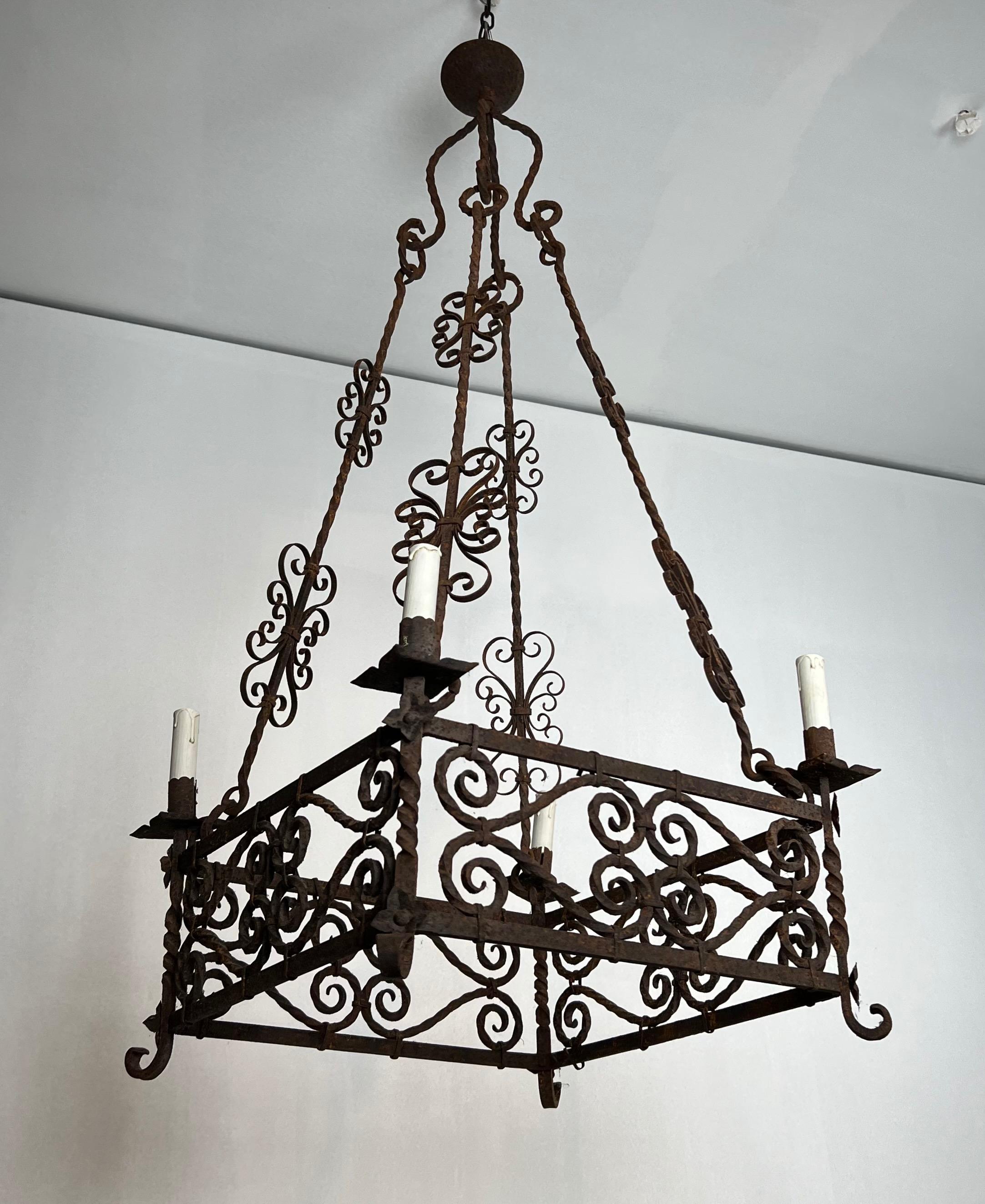 Lampadario in ferro battuto a 8 bracci in stile gotico. Circa 1950 in vendita 13