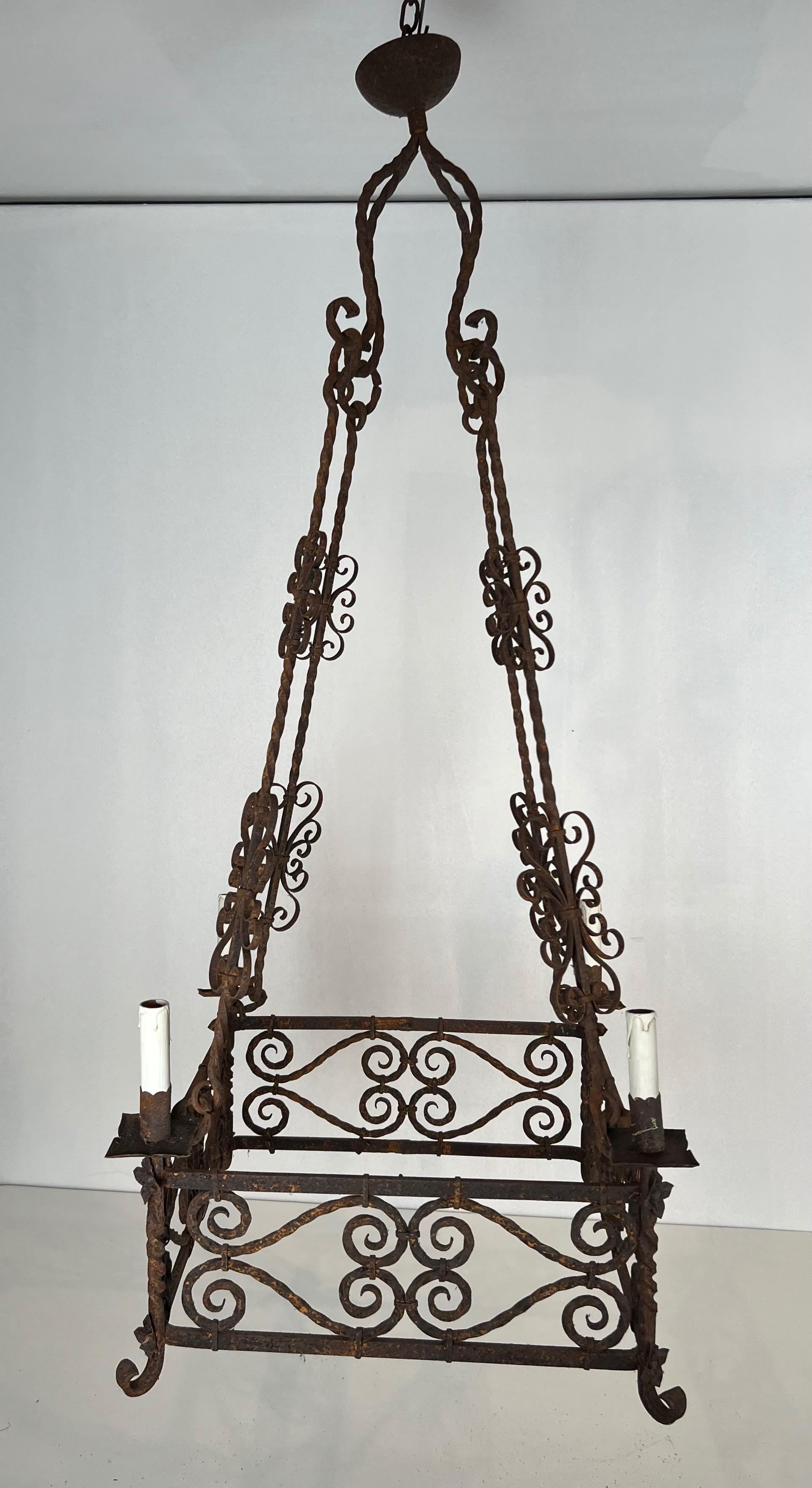 Mid-Century moderno Lampadario in ferro battuto a 8 bracci in stile gotico. Circa 1950 in vendita