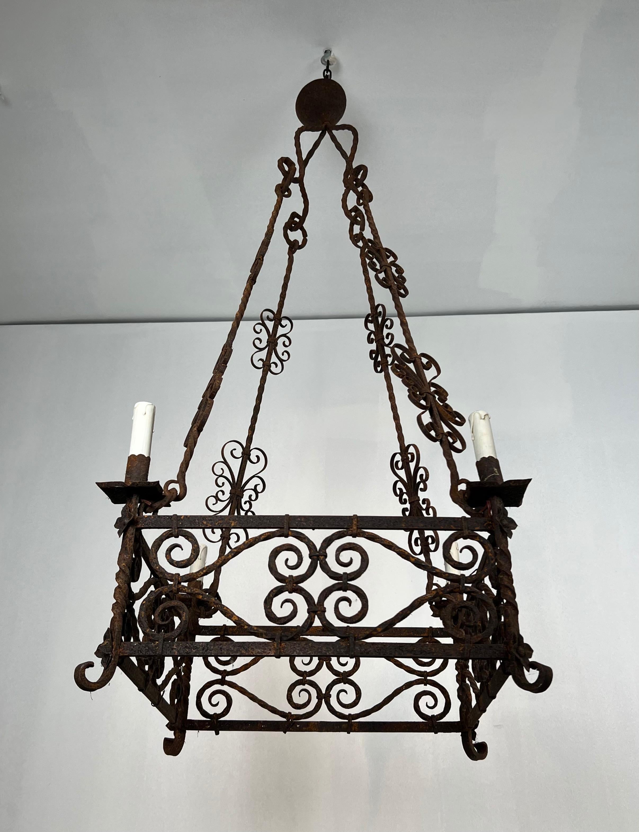 Francese Lampadario in ferro battuto a 8 bracci in stile gotico. Circa 1950 in vendita