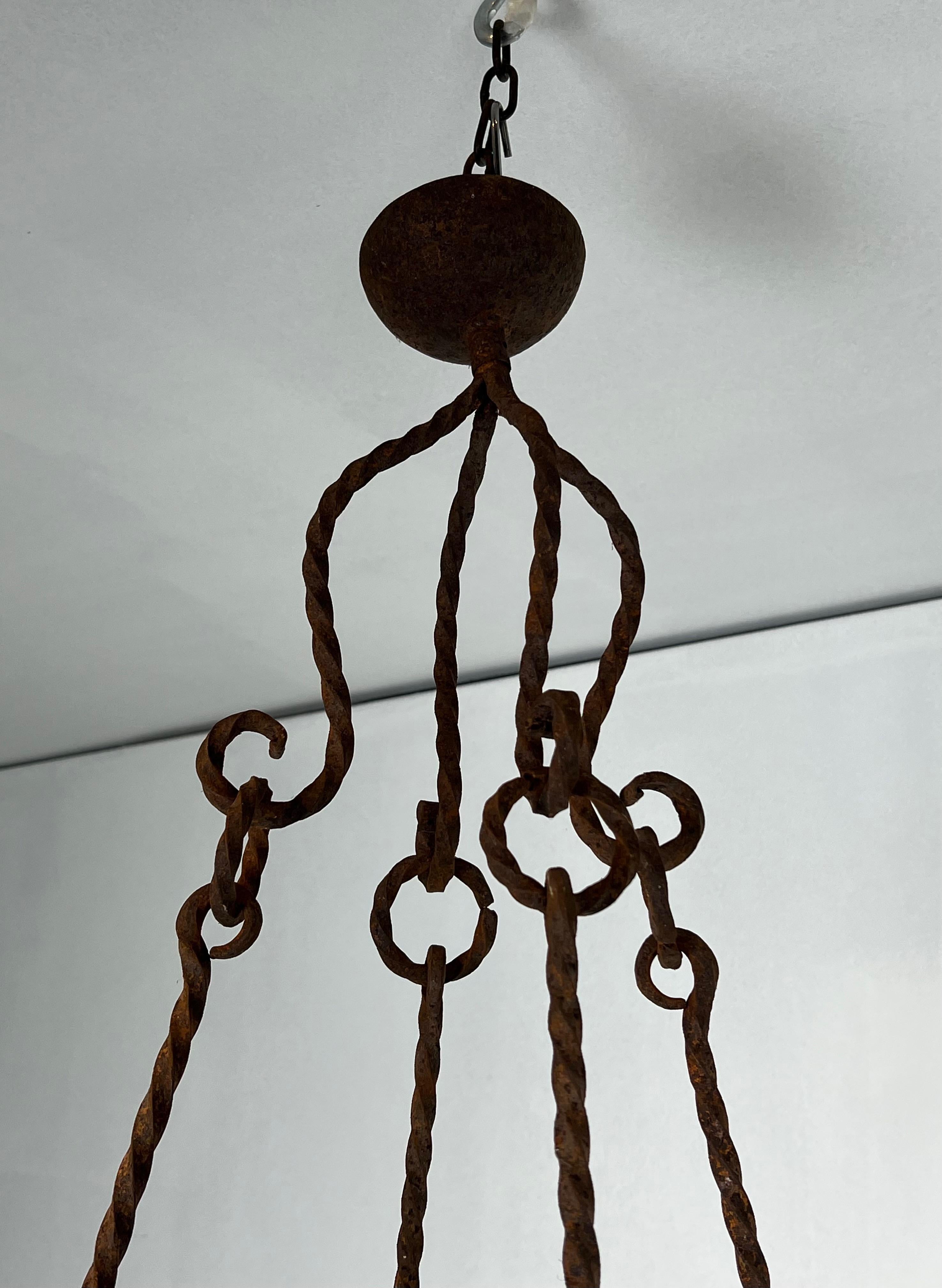 Lampadario in ferro battuto a 8 bracci in stile gotico. Circa 1950 In condizioni buone in vendita a Marcq-en-Barœul, Hauts-de-France