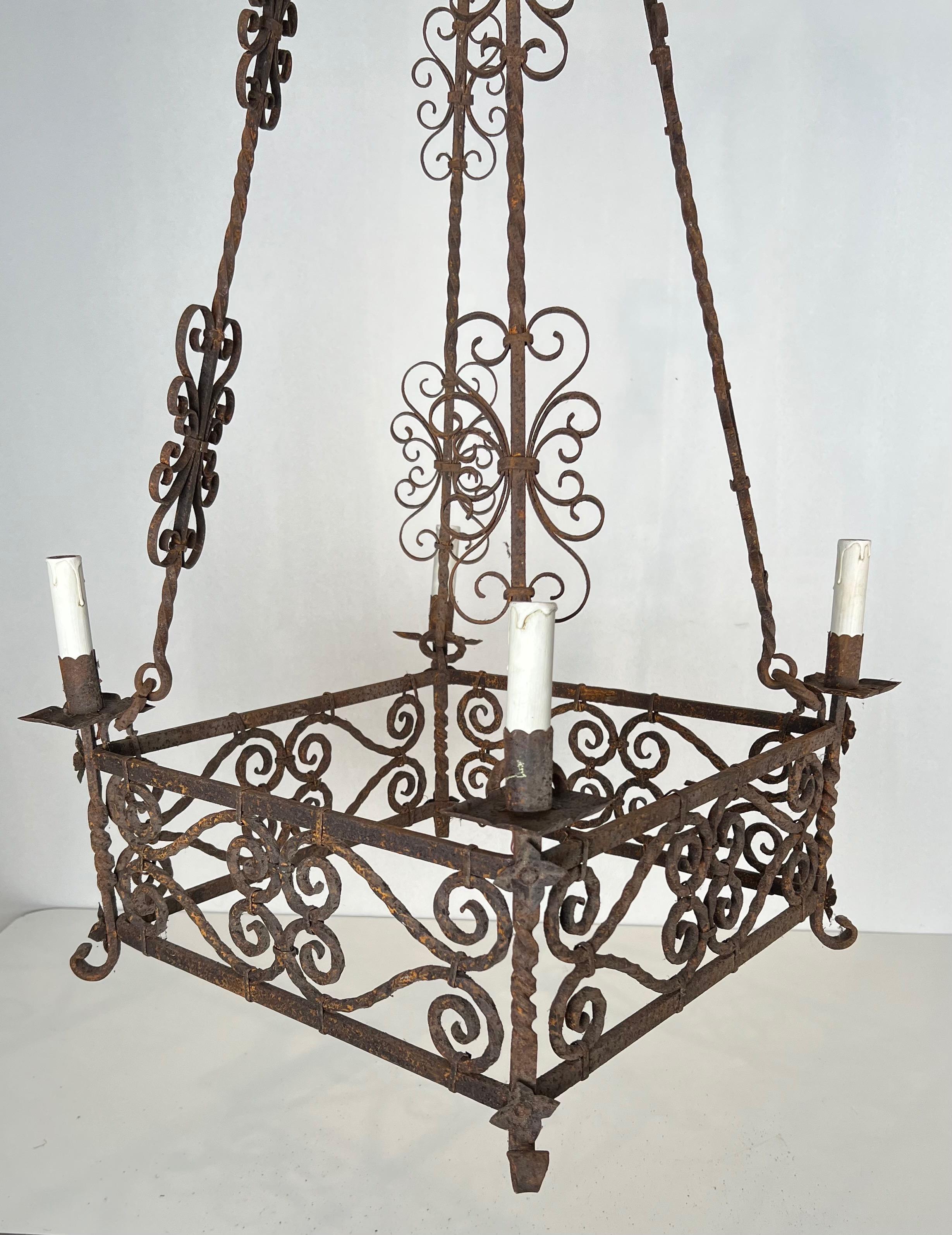 Metà XX secolo Lampadario in ferro battuto a 8 bracci in stile gotico. Circa 1950 in vendita