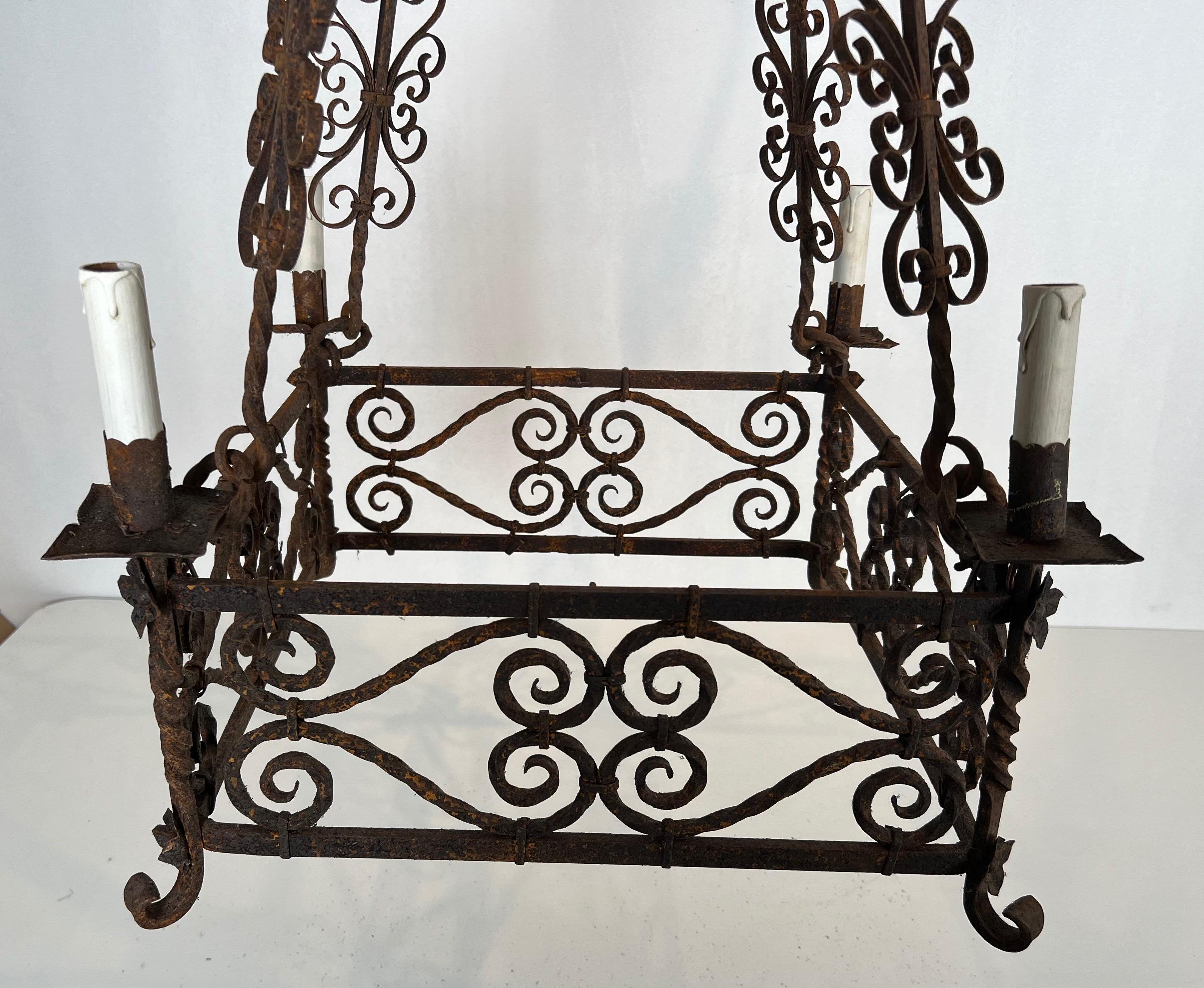 Ferro battuto Lampadario in ferro battuto a 8 bracci in stile gotico. Circa 1950 in vendita
