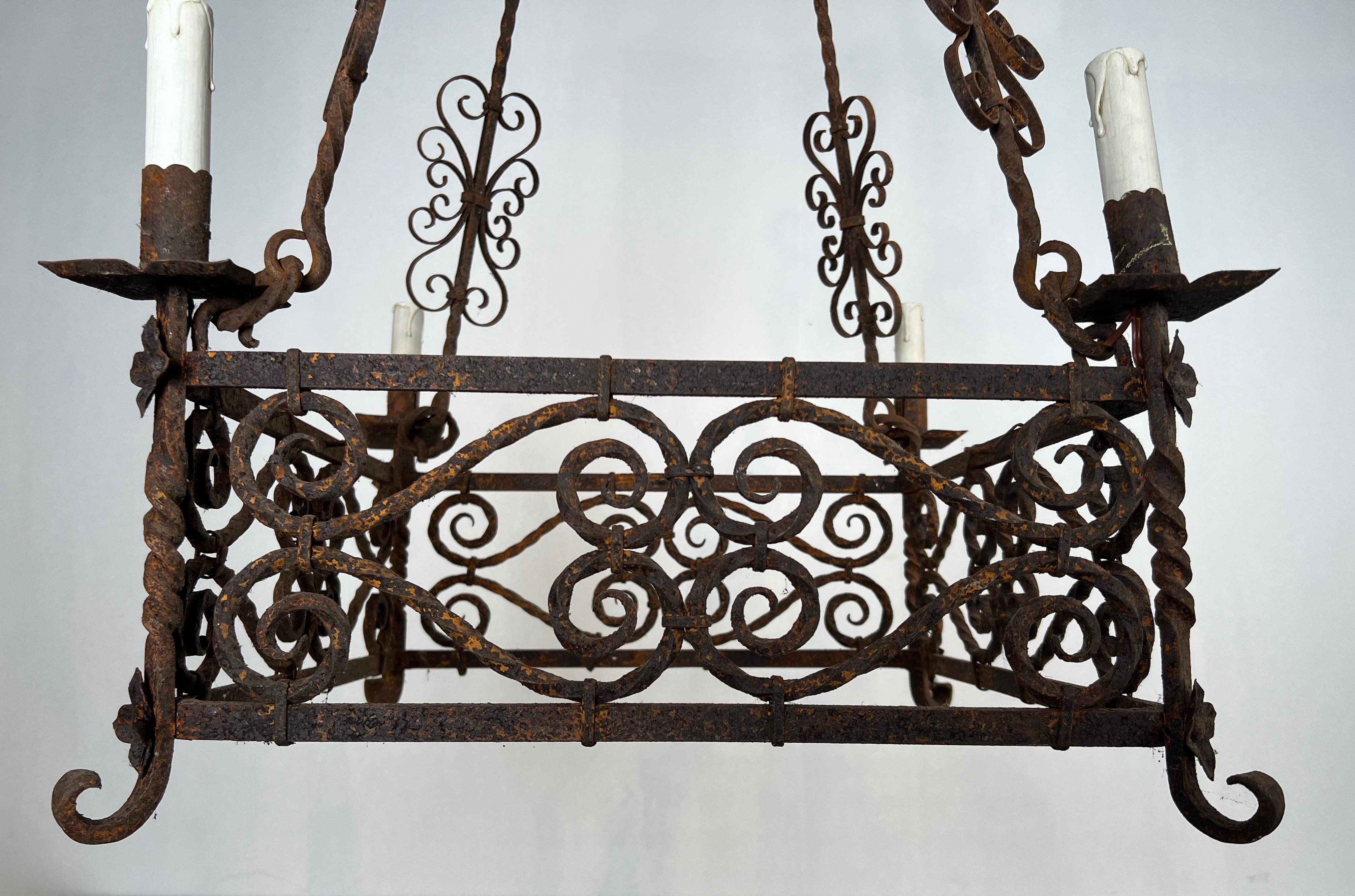 Lampadario in ferro battuto a 8 bracci in stile gotico. Circa 1950 in vendita 1