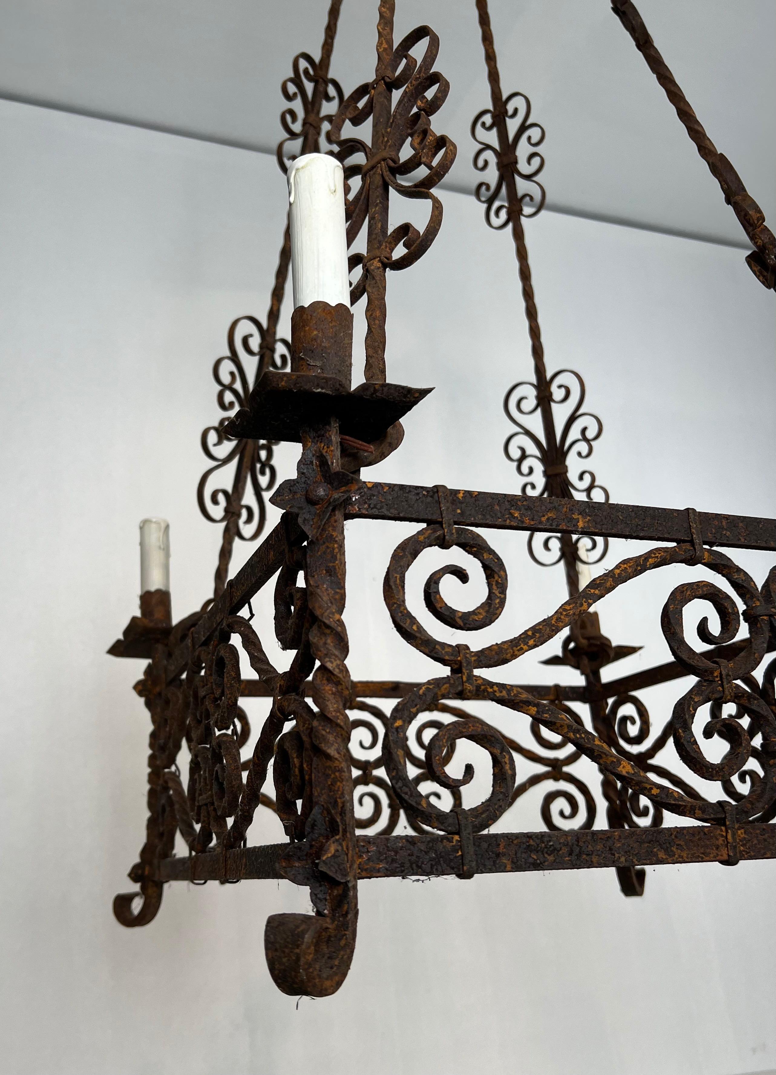 Lampadario in ferro battuto a 8 bracci in stile gotico. Circa 1950 in vendita 2