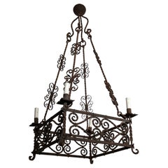 Lustre en fer forgé à 8 bras de style gothique. Circa 1950