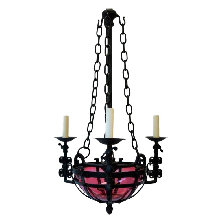 Lampadario in ferro battuto con vetro mirtillo rosso