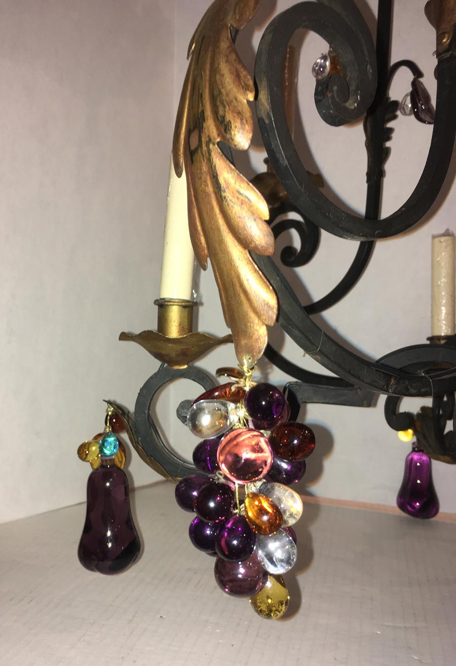 Metà XX secolo Lampadario in ferro battuto con gocce di cristallo e frutti di vetro in vendita