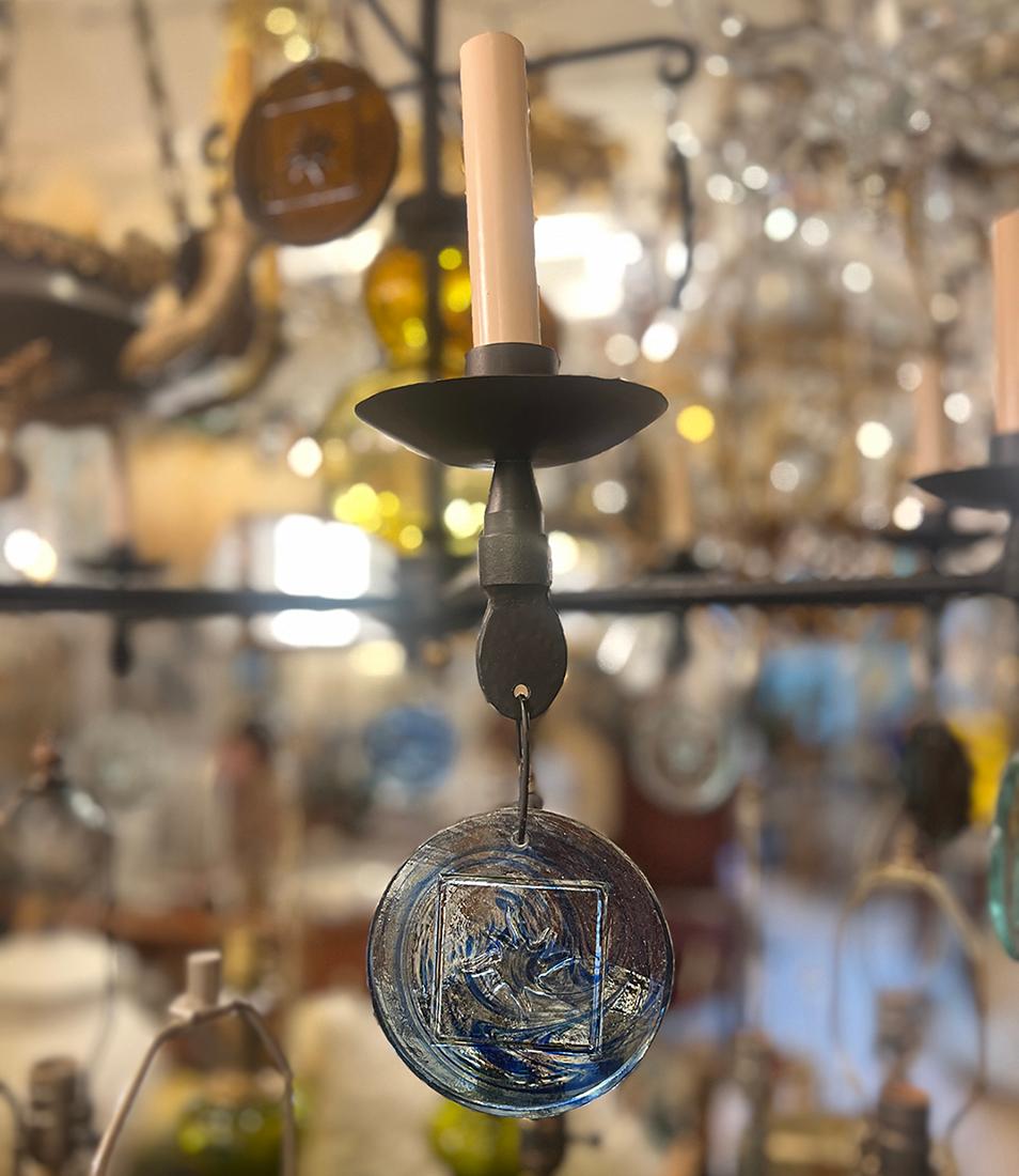 Schmiedeeiserner Kronleuchter mit geformten Glas-Anhängern (Schwedisch) im Angebot
