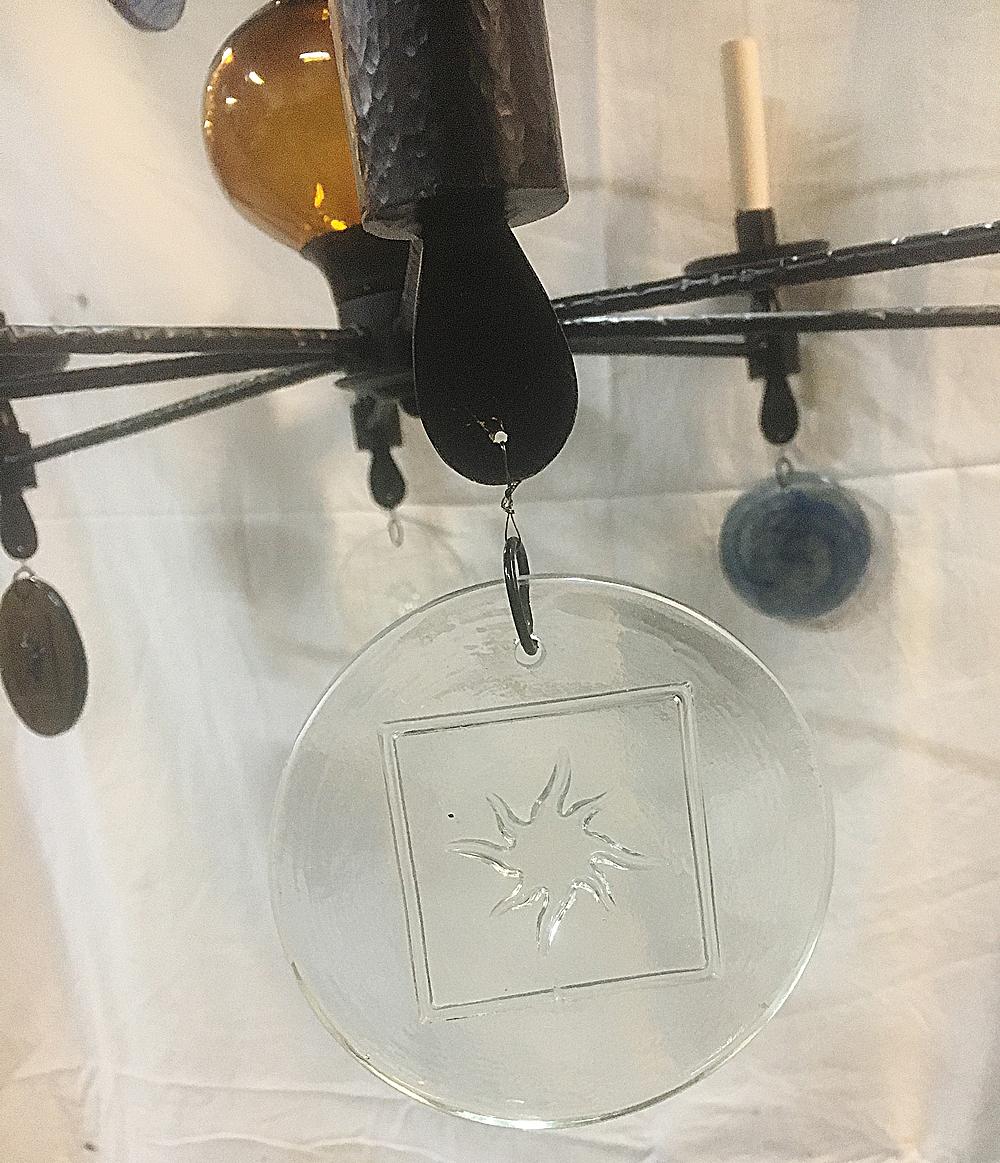 Schmiedeeiserner Kronleuchter mit geformten Glas-Anhängern im Zustand „Gut“ im Angebot in New York, NY