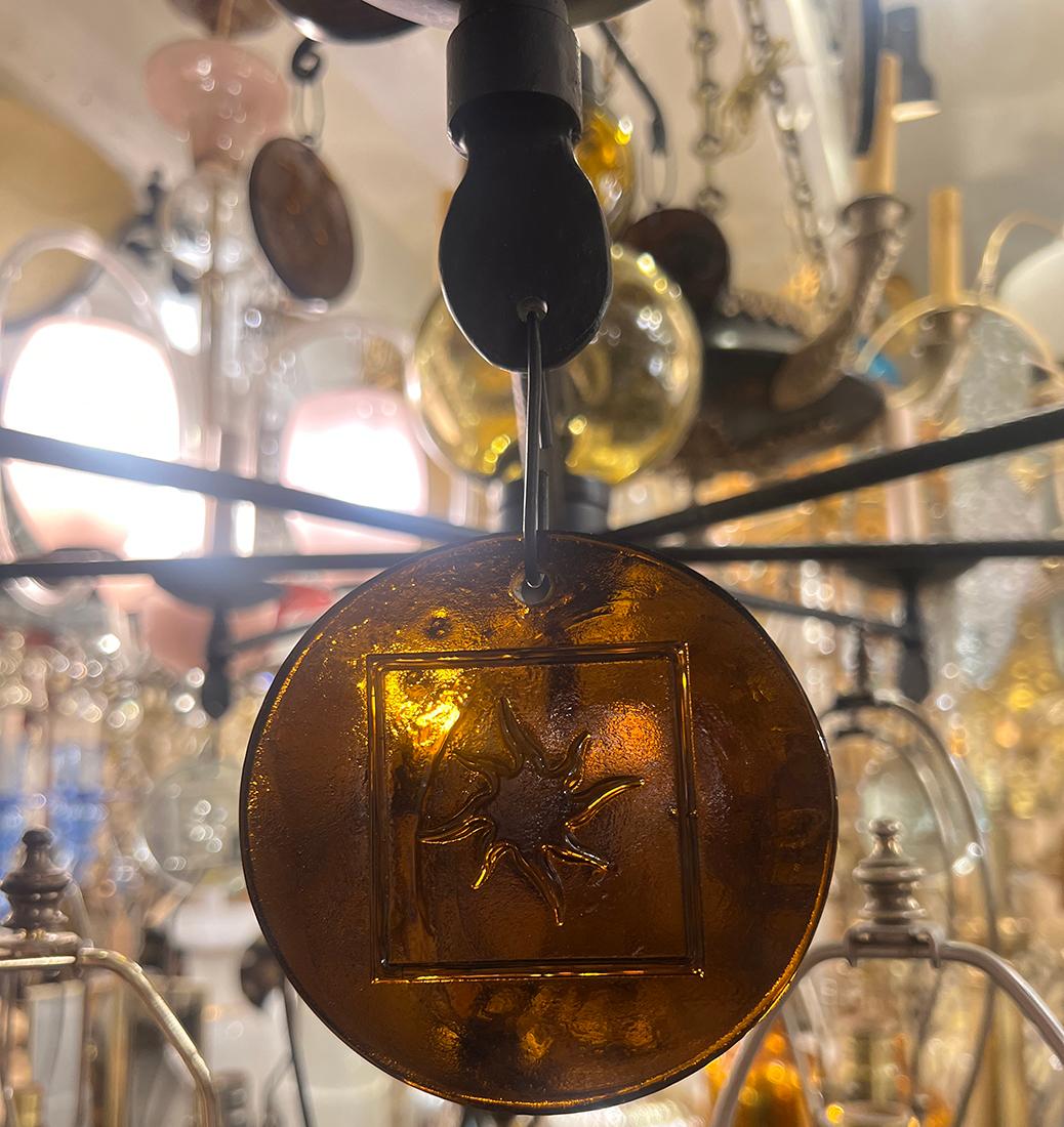 Schmiedeeiserner Kronleuchter mit geformten Glas-Anhängern im Angebot 1