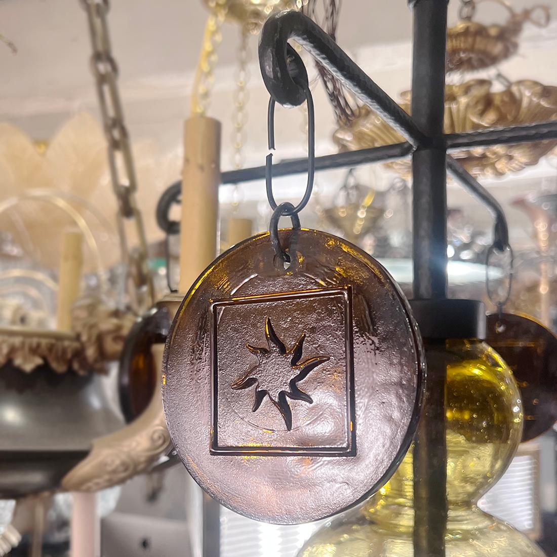 Schmiedeeiserner Kronleuchter mit geformten Glas-Anhängern im Angebot 2