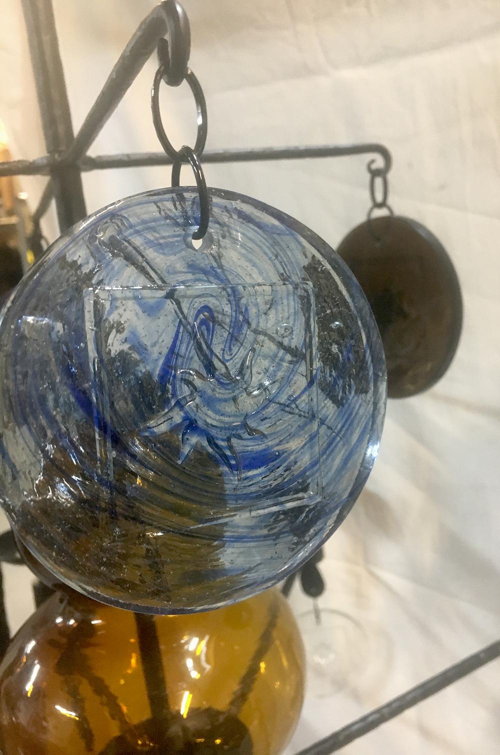 Schmiedeeiserner Kronleuchter mit geformten Glas-Anhängern (Mitte des 20. Jahrhunderts) im Angebot