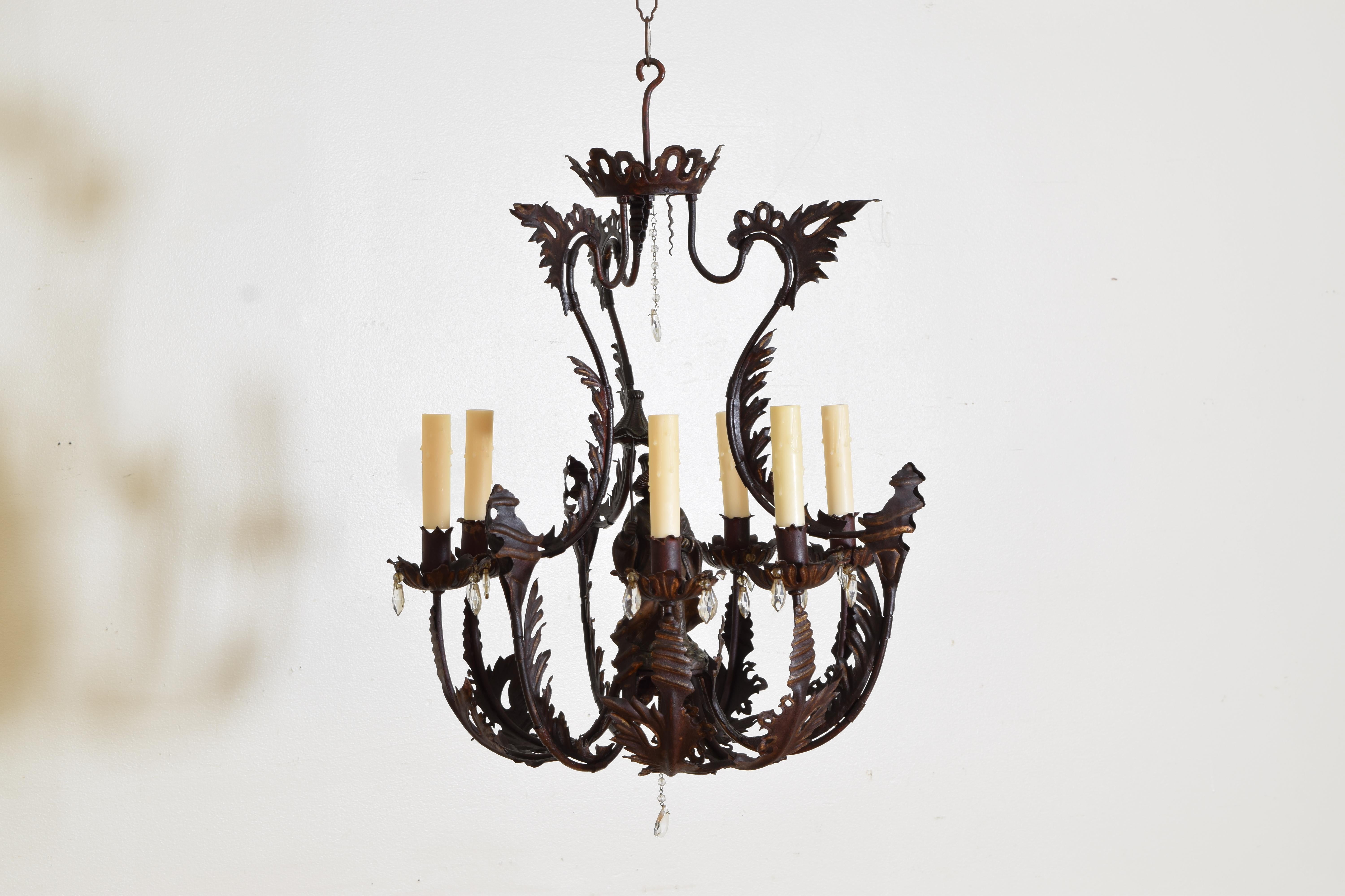 Chinoiseries Lustre à 6 lumières de style chinoiserie en fer forgé peint et doré, début du 20e siècle en vente