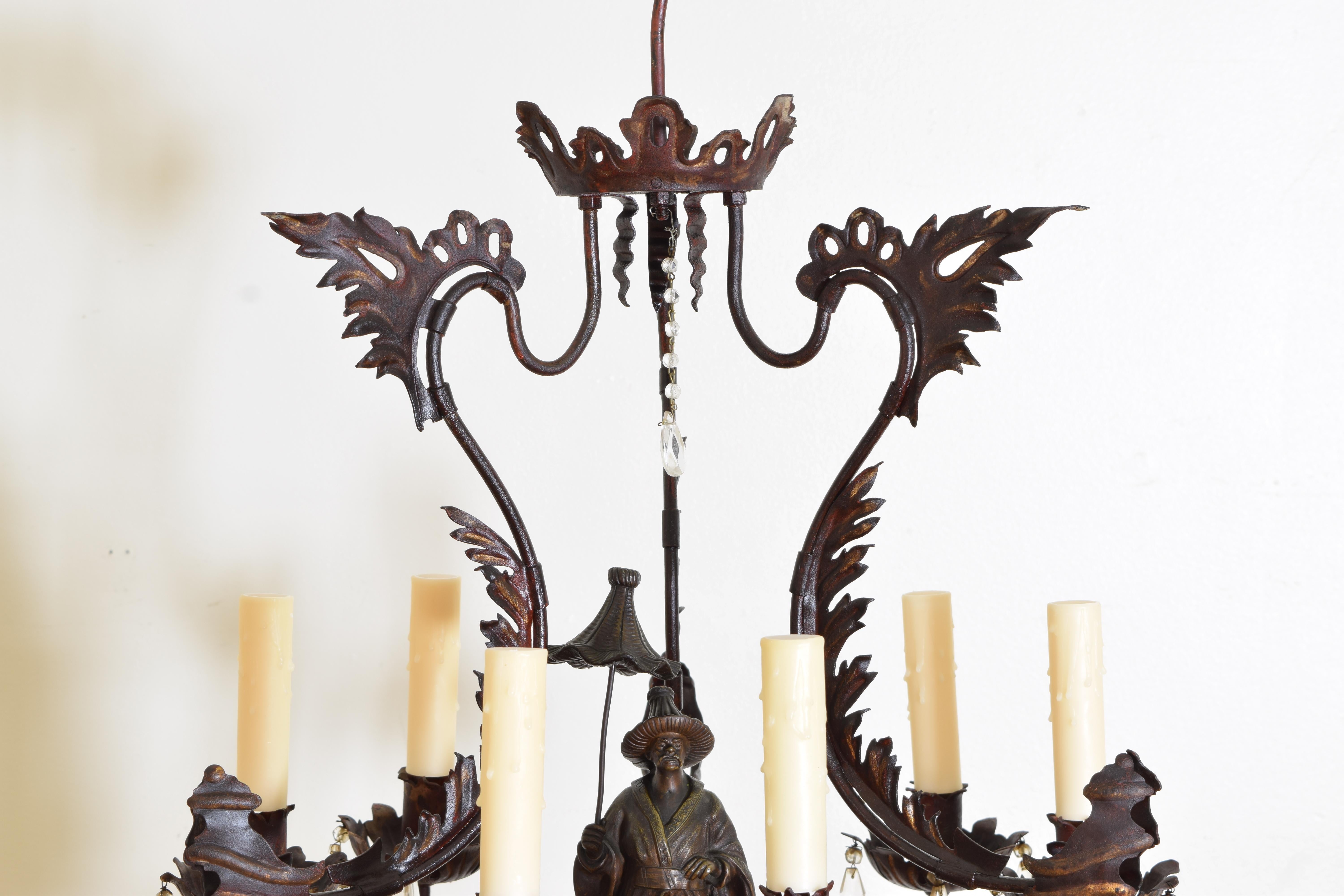 Européen Lustre à 6 lumières de style chinoiserie en fer forgé peint et doré, début du 20e siècle en vente