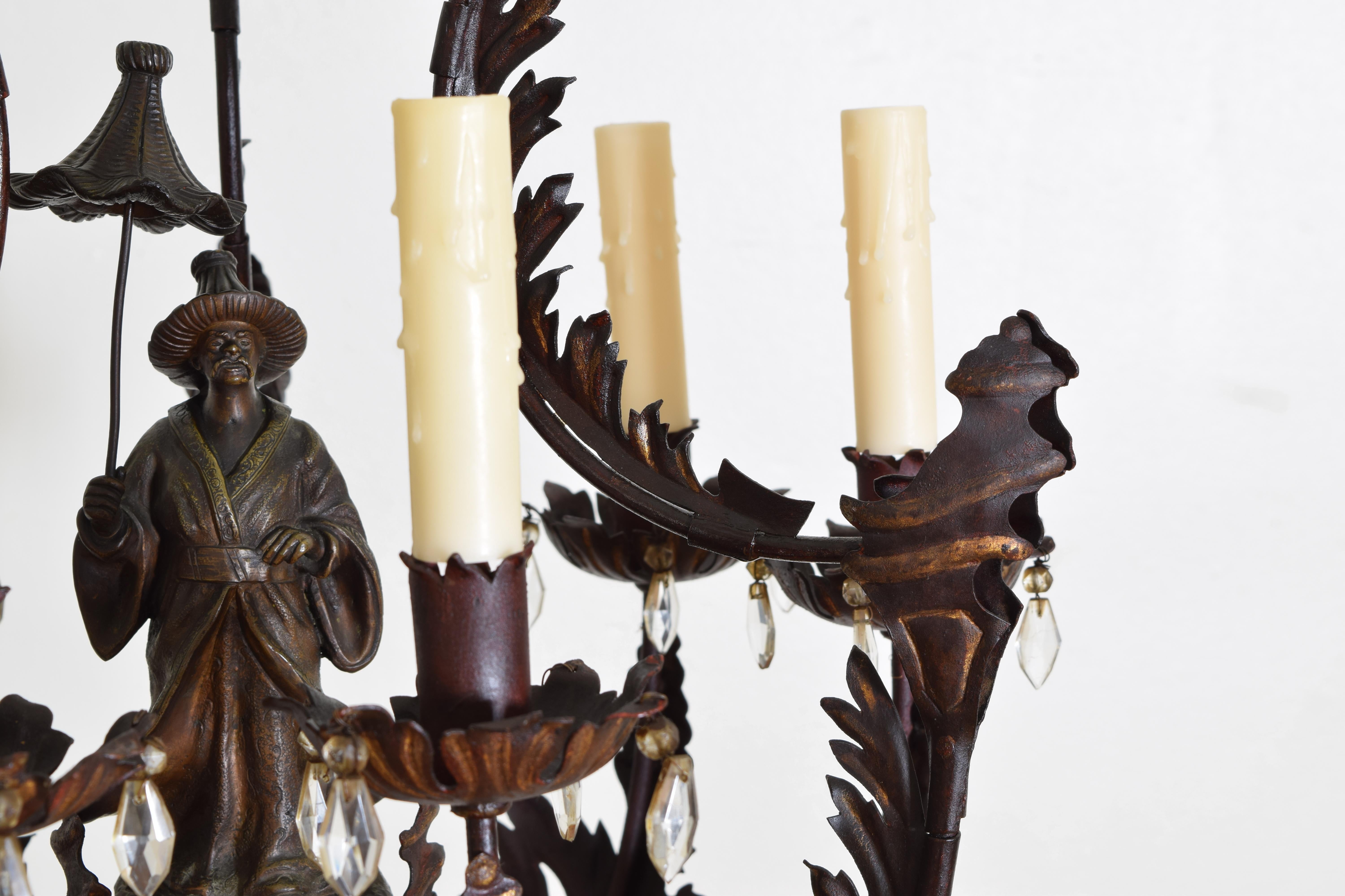 Lustre à 6 lumières de style chinoiserie en fer forgé peint et doré, début du 20e siècle Bon état - En vente à Atlanta, GA
