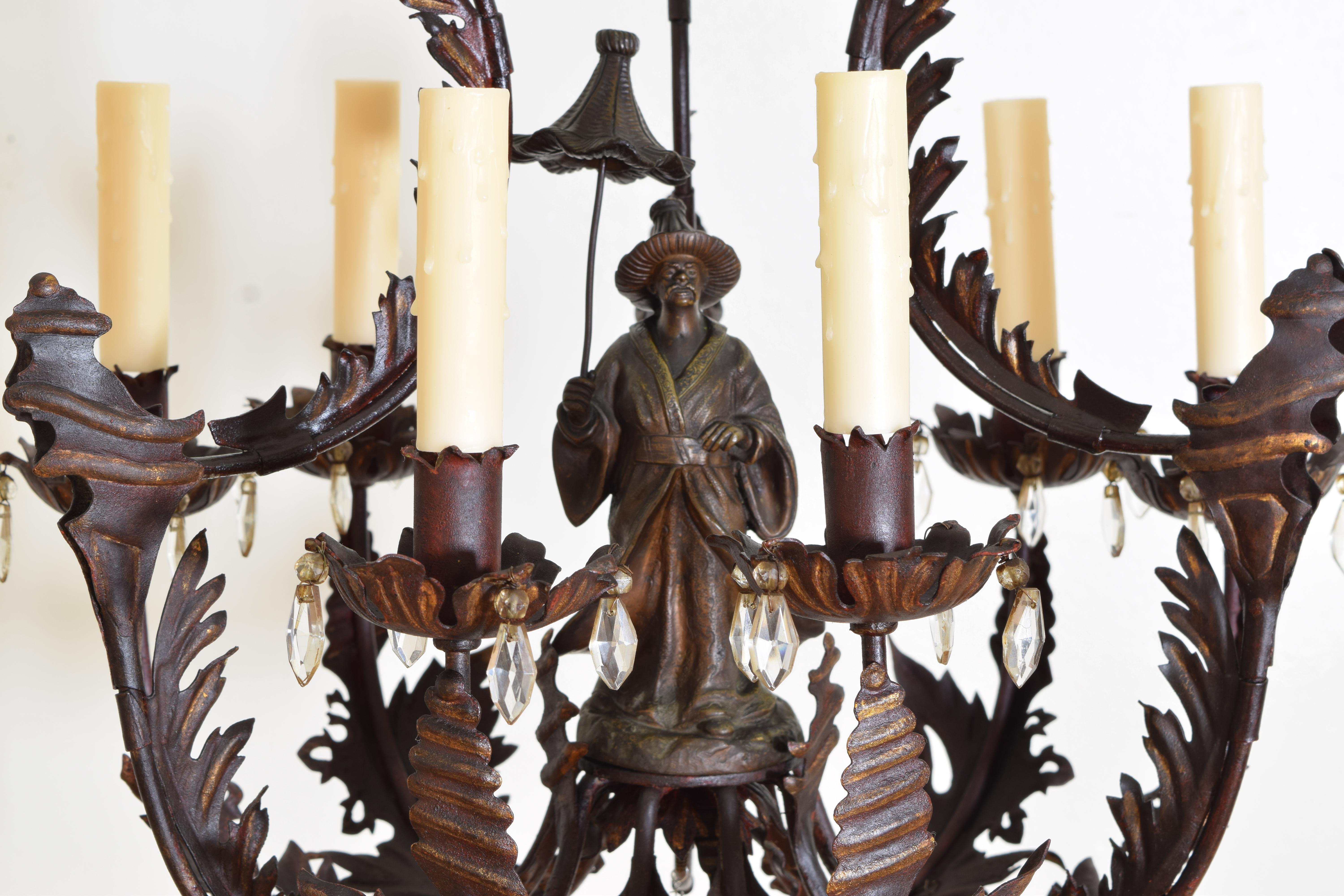 Début du 20ème siècle Lustre à 6 lumières de style chinoiserie en fer forgé peint et doré, début du 20e siècle en vente