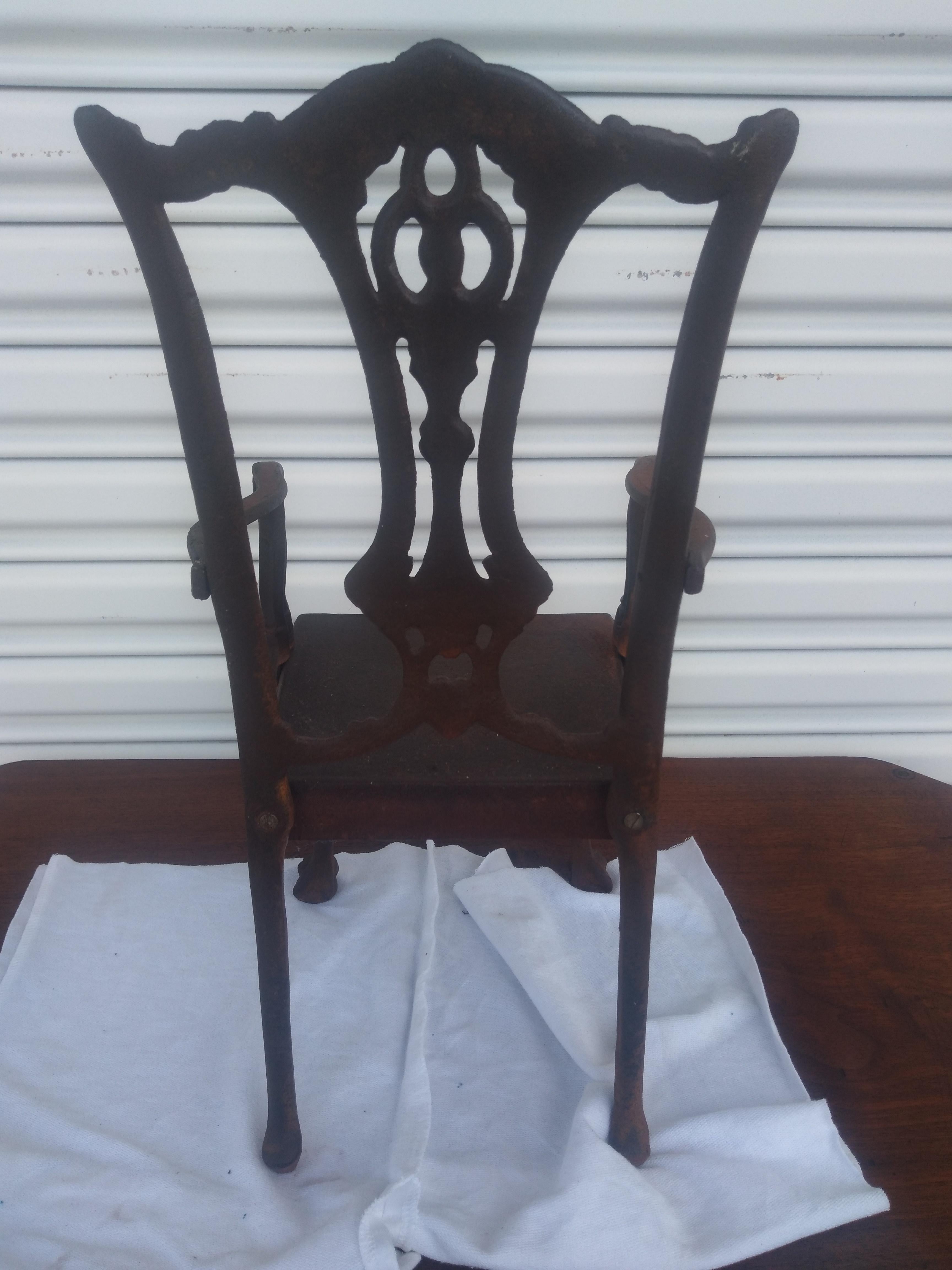 Cette chaise Chippendale en fer forgé est magnifiquement patinée. La couleur de la patine permet de compléter sa présence. Il présente de très beaux détails et des pieds en forme de boule et de griffe.
