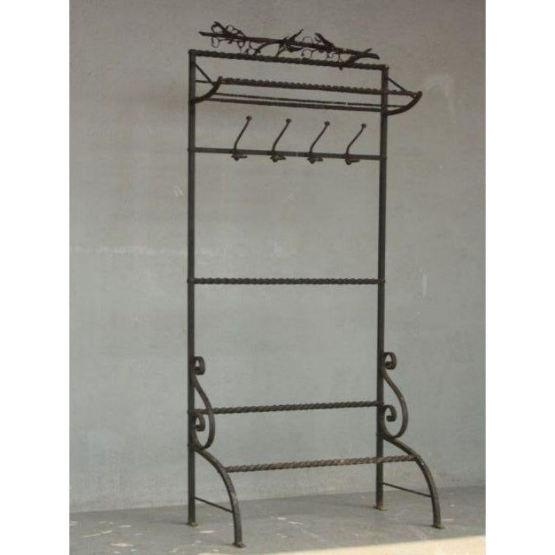 Wrought iron coat rack 1900 with 4 twisted fr bar hooks. Height dimension 212 cm for a width of 85 cm and a depth of 48 cm.

Additional information:
Style: 1900 period
Material: Metal & Wrought iron.