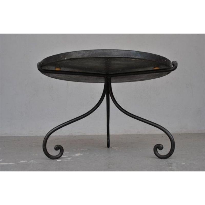 Wrought iron coffee table 1940 style onyx top with inlays signed Becker, height dimension 77 cm for a diameter of 72 cm.

Additional information:
Style: 40s 60s
Material: Metal & Wrought iron
Artist: Becker.