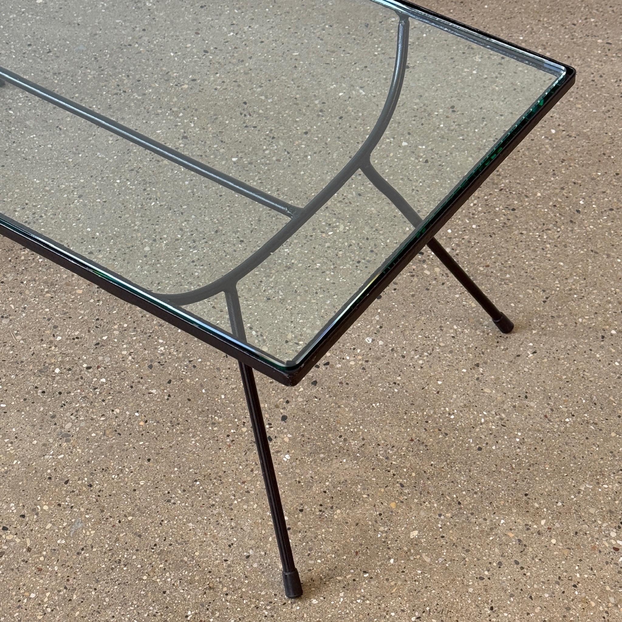 c. 1950s. Plateau en verre avec cadre en fer. Utilisation à l'intérieur ou à l'extérieur. 


