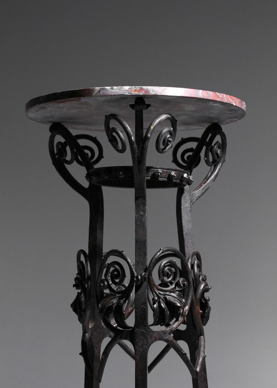 Wrought iron column stand with art nouveau foliage decoration In Good Condition For Sale In Ternay, Auvergne-Rhône-Alpes