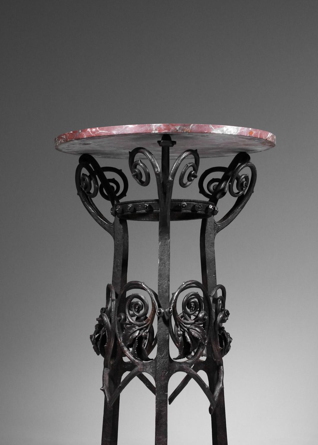 Wrought iron column stand with art nouveau foliage decoration For Sale 1