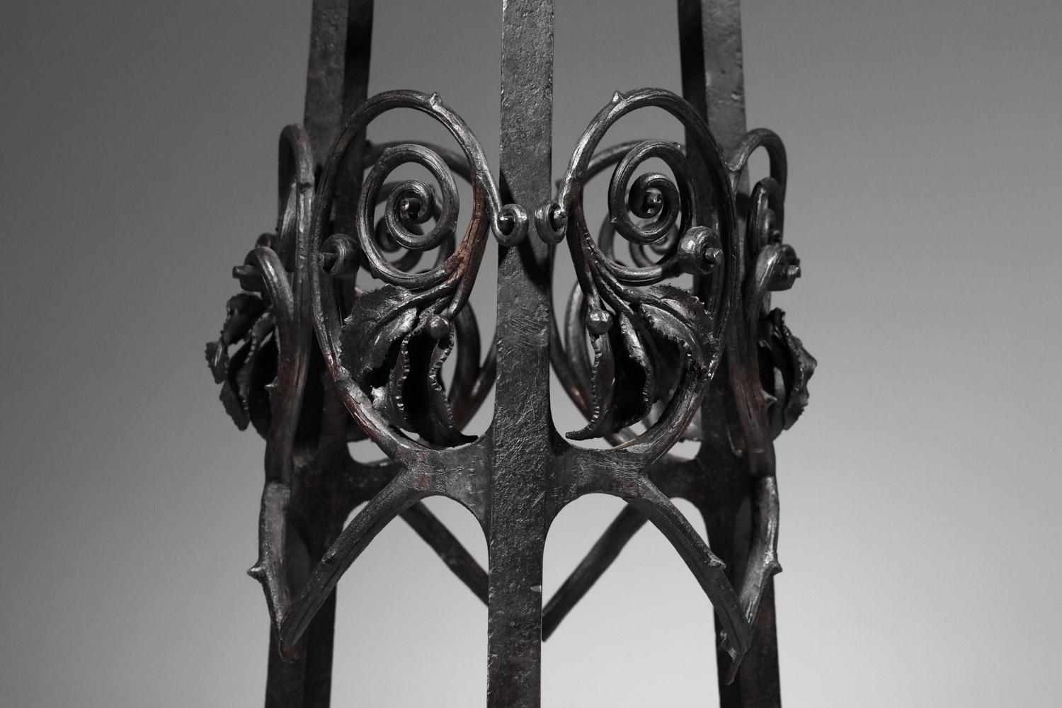 Wrought iron column stand with art nouveau foliage decoration For Sale 2