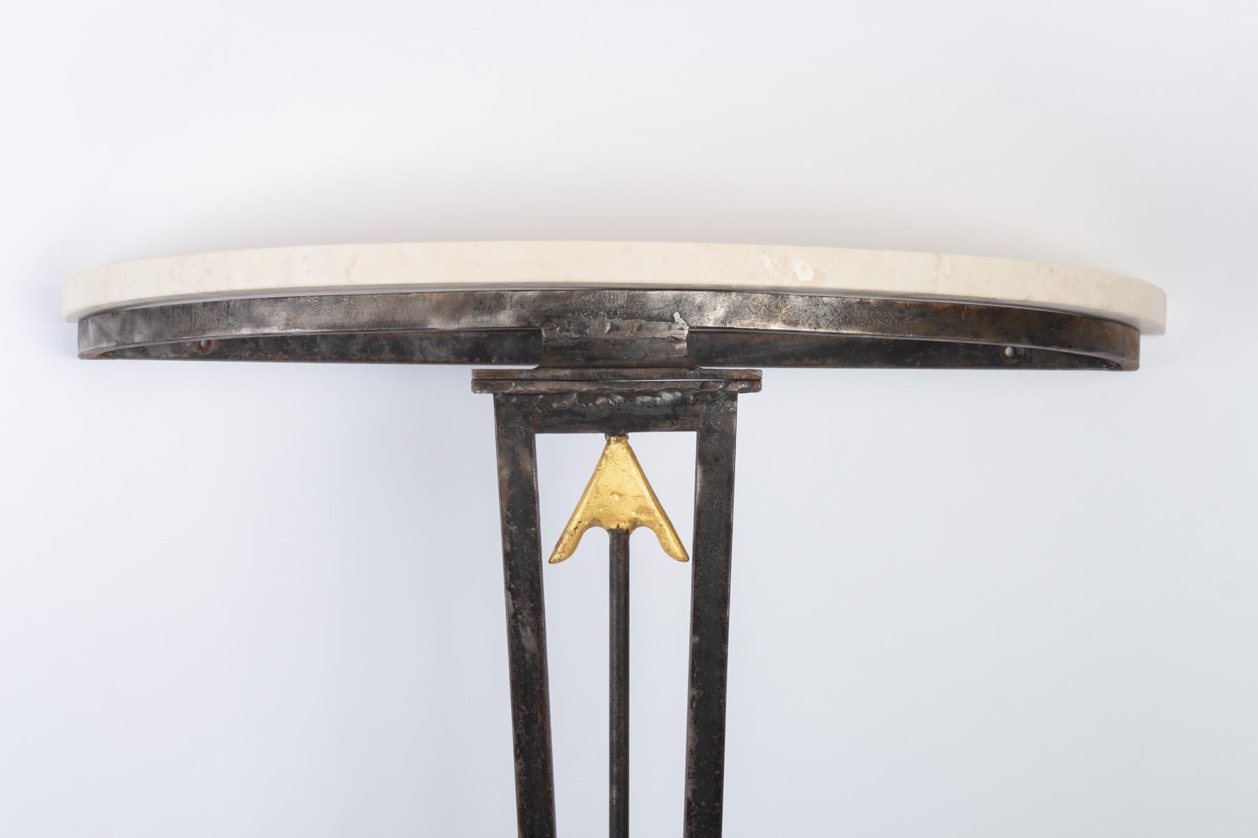 Wrought iron console, gilded with leaf on the arrow, travertine marble, 1940.

Measures: H 87 cm, W 60 cm.