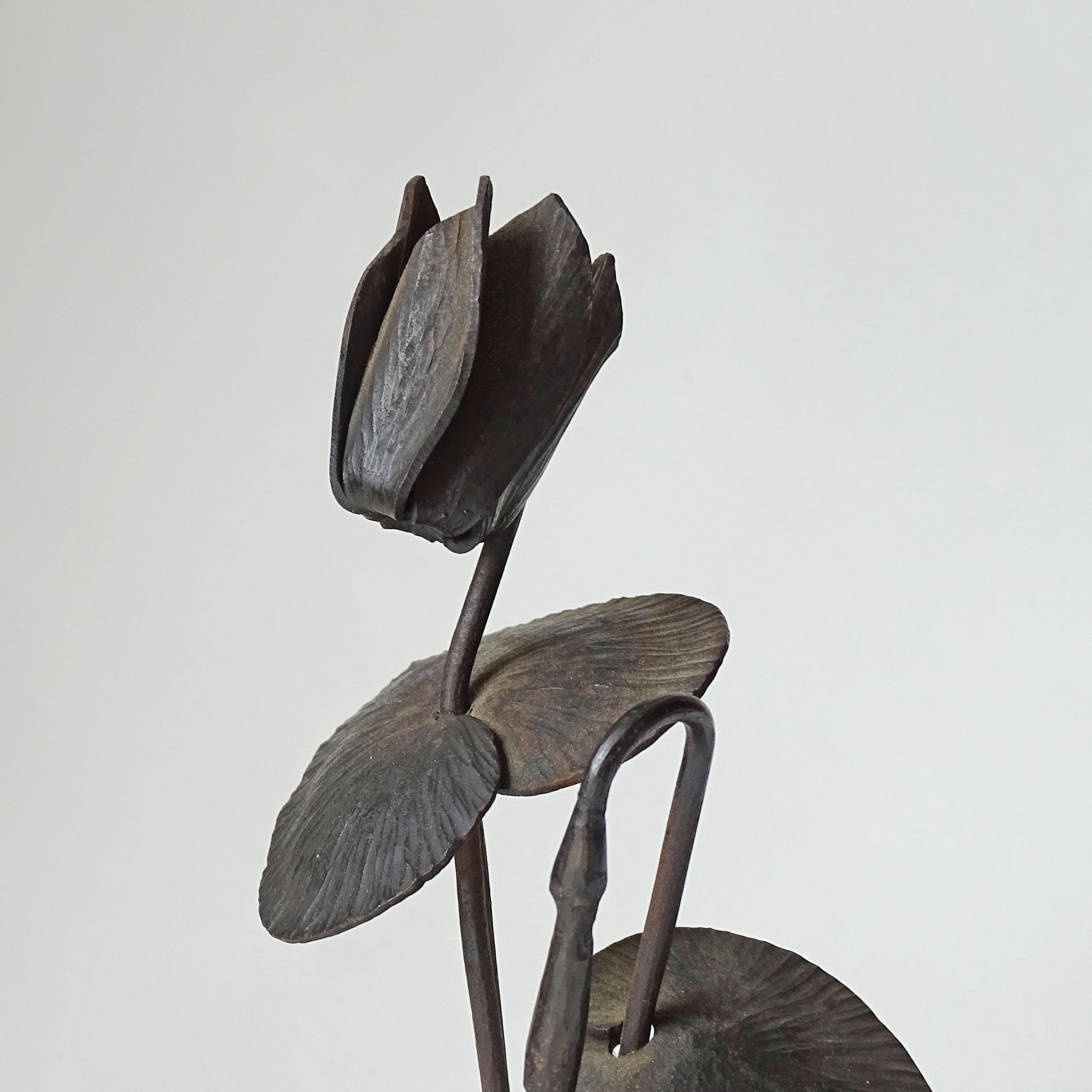 Mid-Century Modern Cendrier et presse-papiers cyclamen en fer forgé, Italie, années 1940 en vente