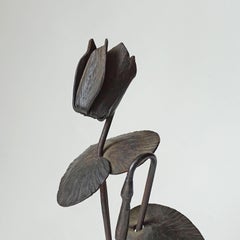 Posacenere e fermacarte in ferro battuto con ciclamino, Italia, anni '40