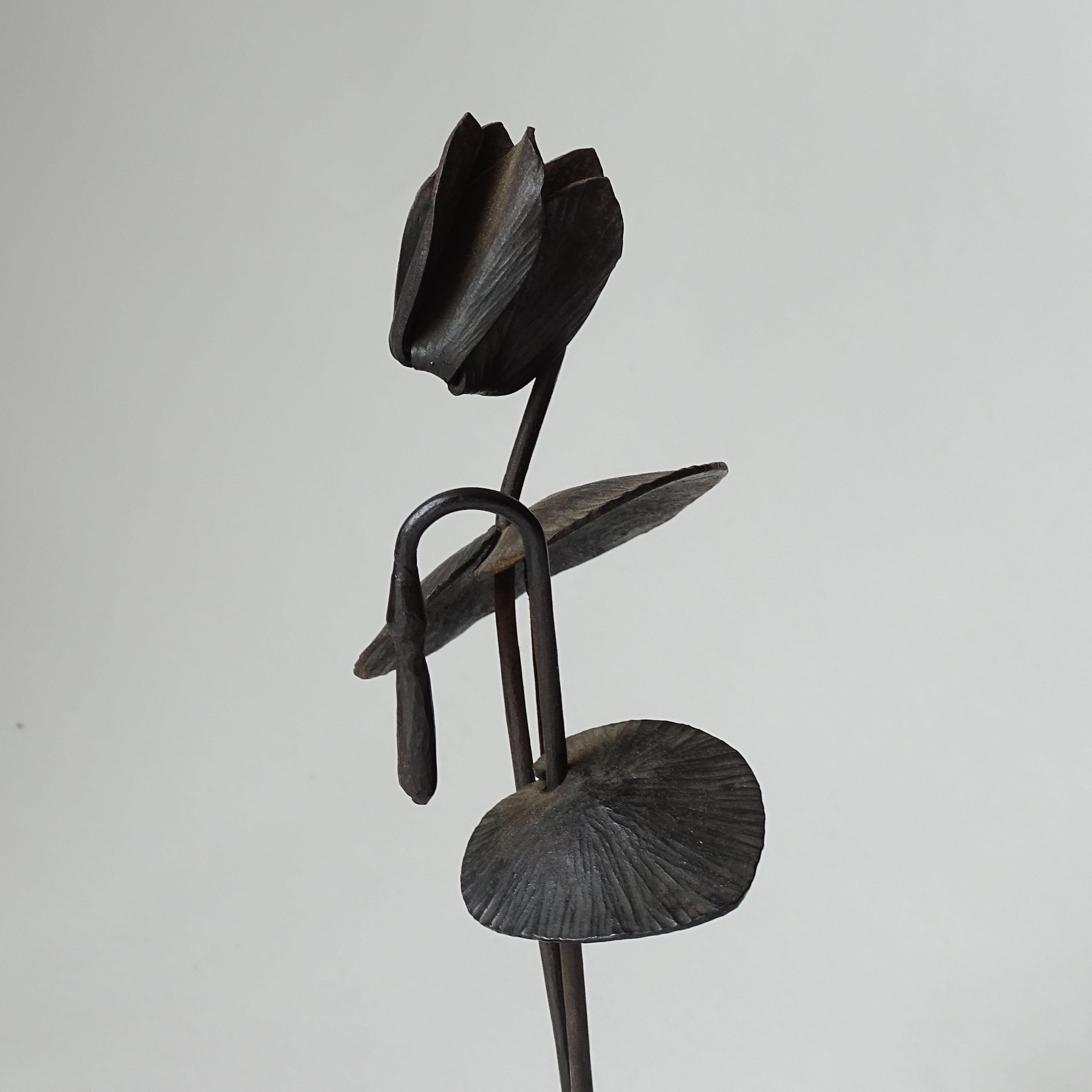 Cendrier et presse-papiers cyclamen en fer forgé, Italie, années 1940 Bon état - En vente à Milan, IT