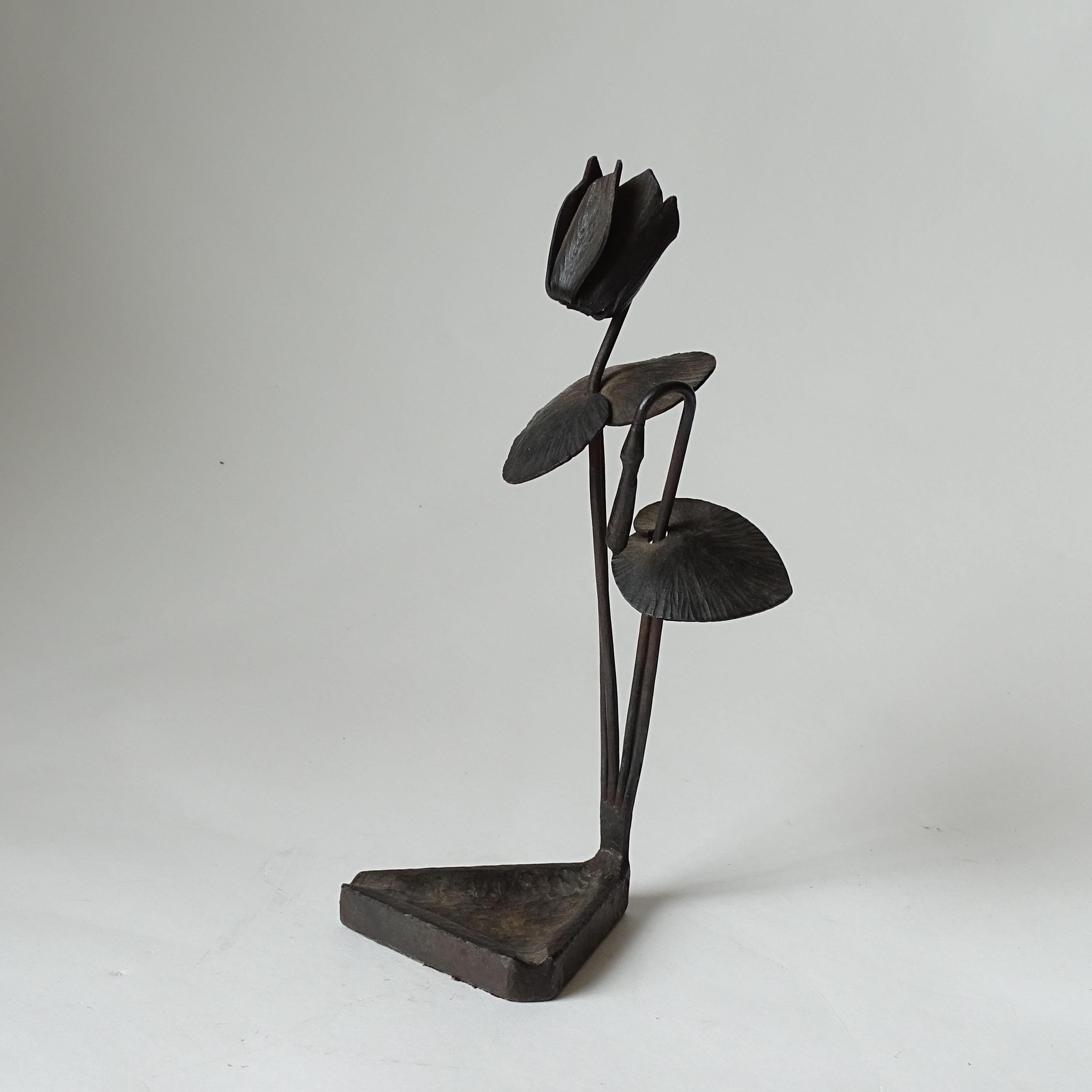 Cendrier et presse-papiers cyclamen en fer forgé, Italie, années 1940 en vente 1