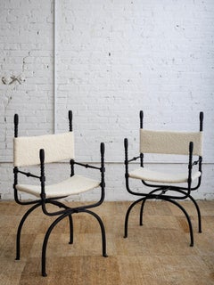 Paire de chaises pliantes en fer forgé de style "Dagobert" en bouclé