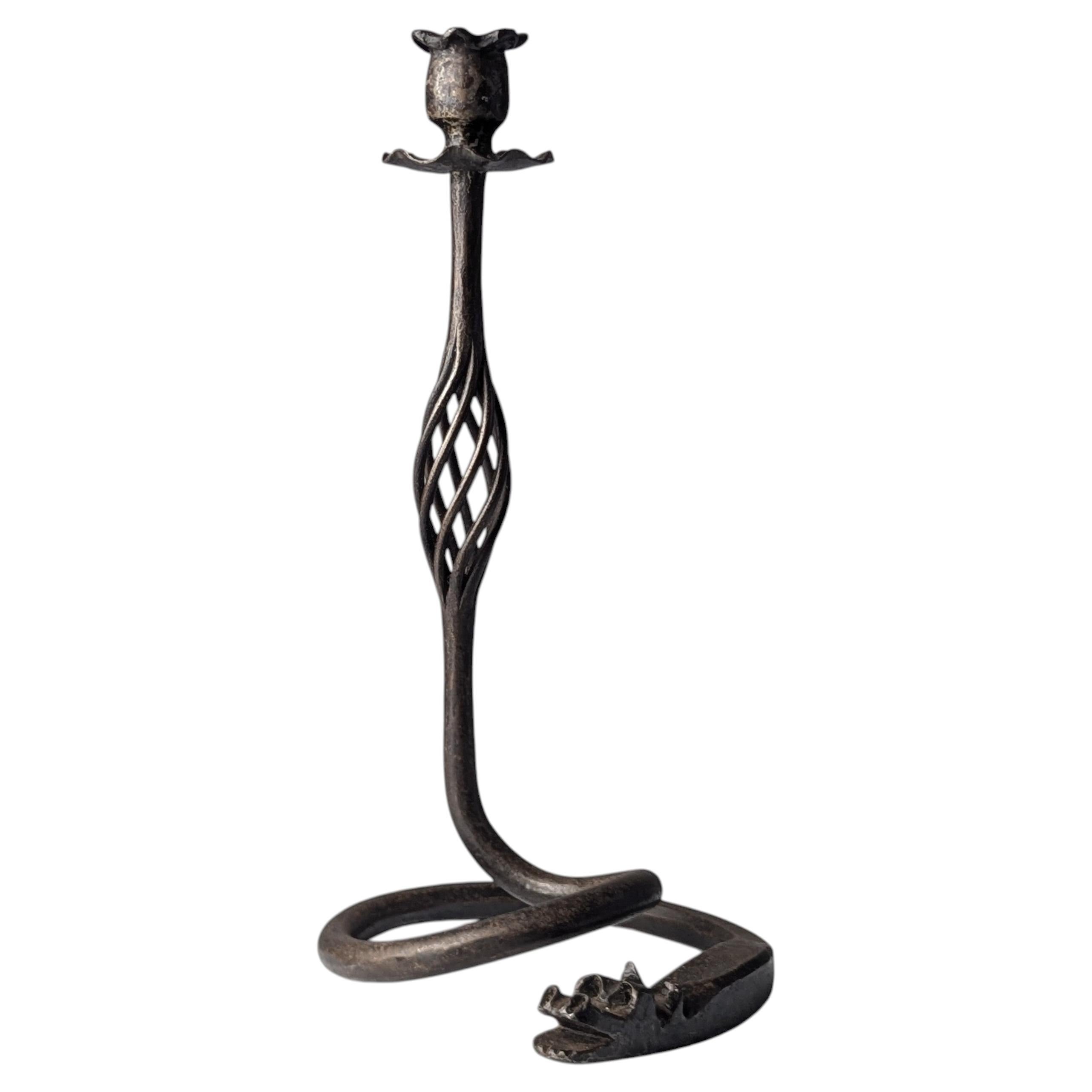 Candelabro a forma di drago in ferro battuto, stile Samuel Yellin, XX secolo in vendita