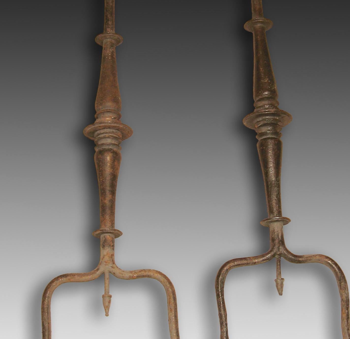 Pair of pawls on wrought iron fork, 17th century. 
Pair of fasteners made of wrought iron of the type called 