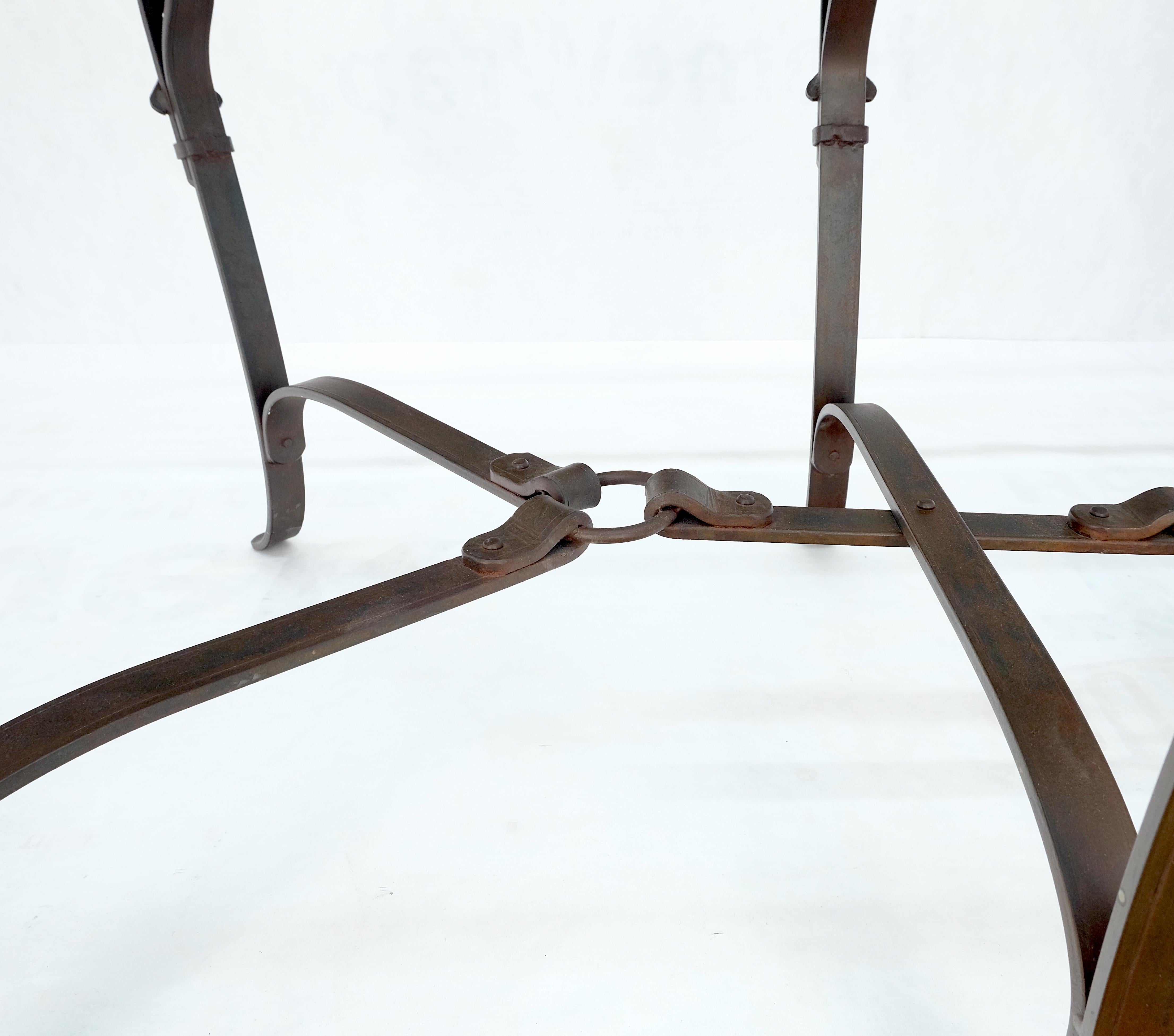 Grande table basse en fer forgé avec fausses ceintures rassemblées ensemble base 3/4 po. de verre en vente 4