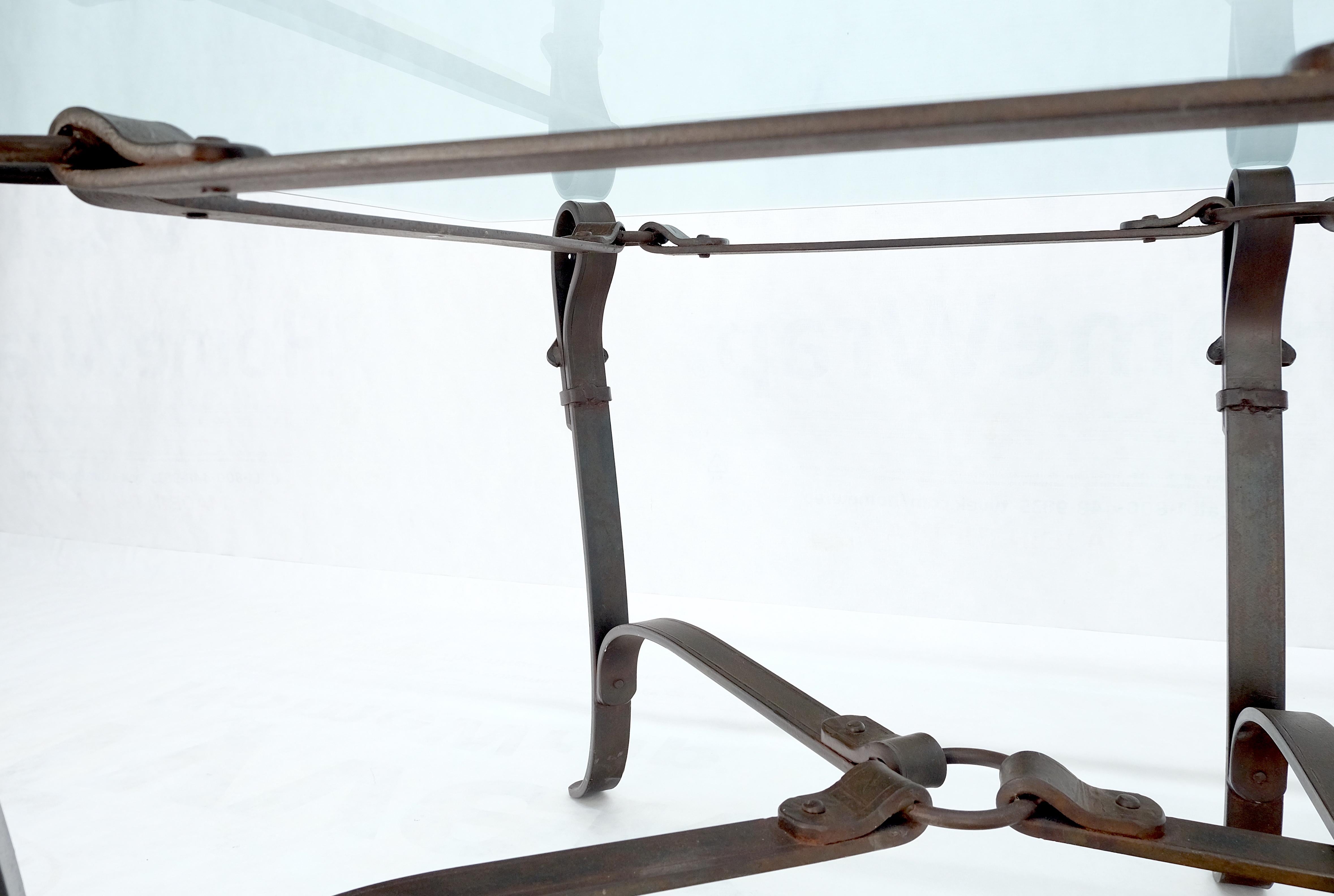Grande table basse en fer forgé avec fausses ceintures rassemblées ensemble base 3/4 po. de verre en vente 6