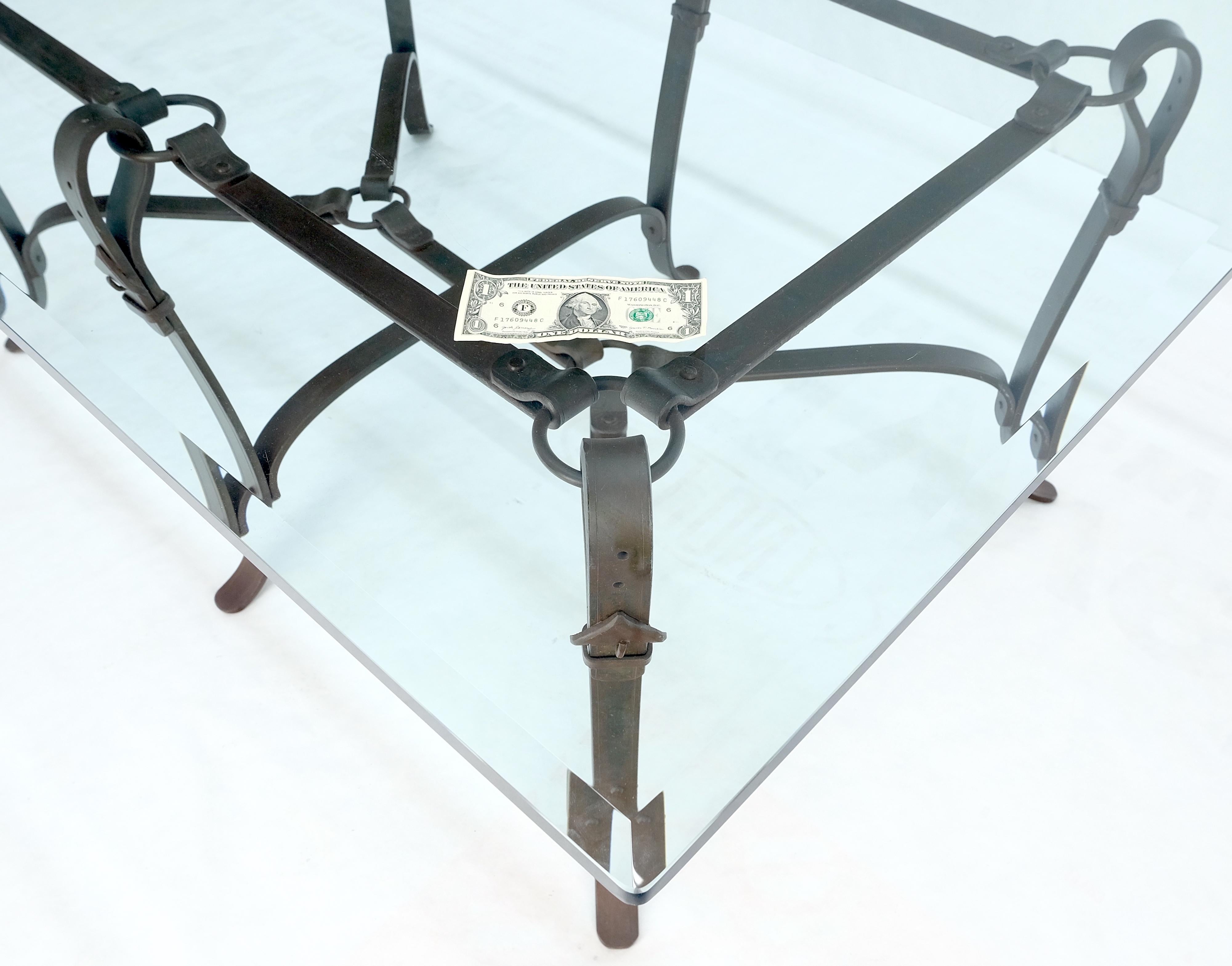 Grande table basse en fer forgé avec fausses ceintures rassemblées ensemble base 3/4 po. de verre en vente 7