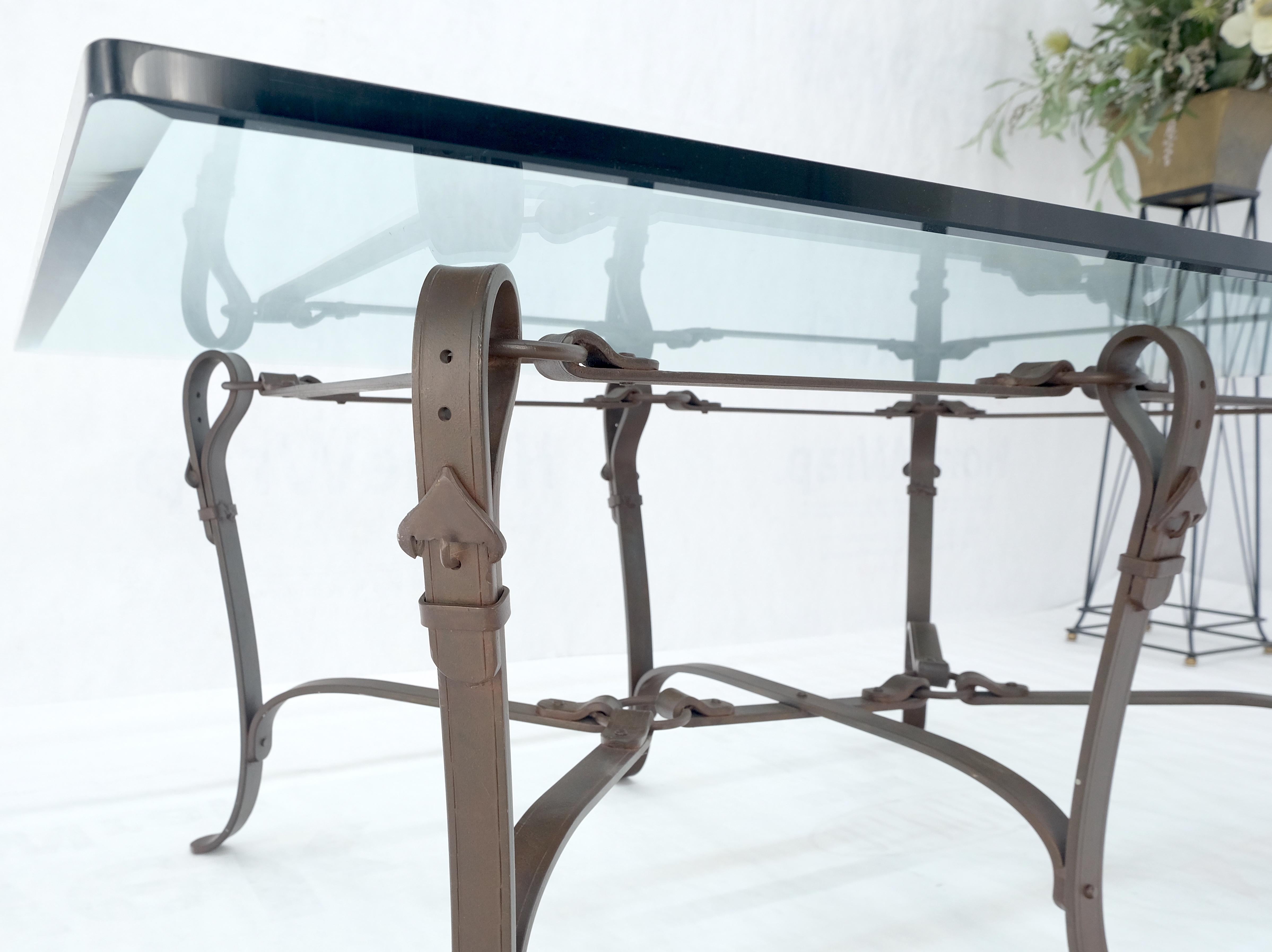 Mid-Century Modern Grande table basse en fer forgé avec fausses ceintures rassemblées ensemble base 3/4 po. de verre en vente