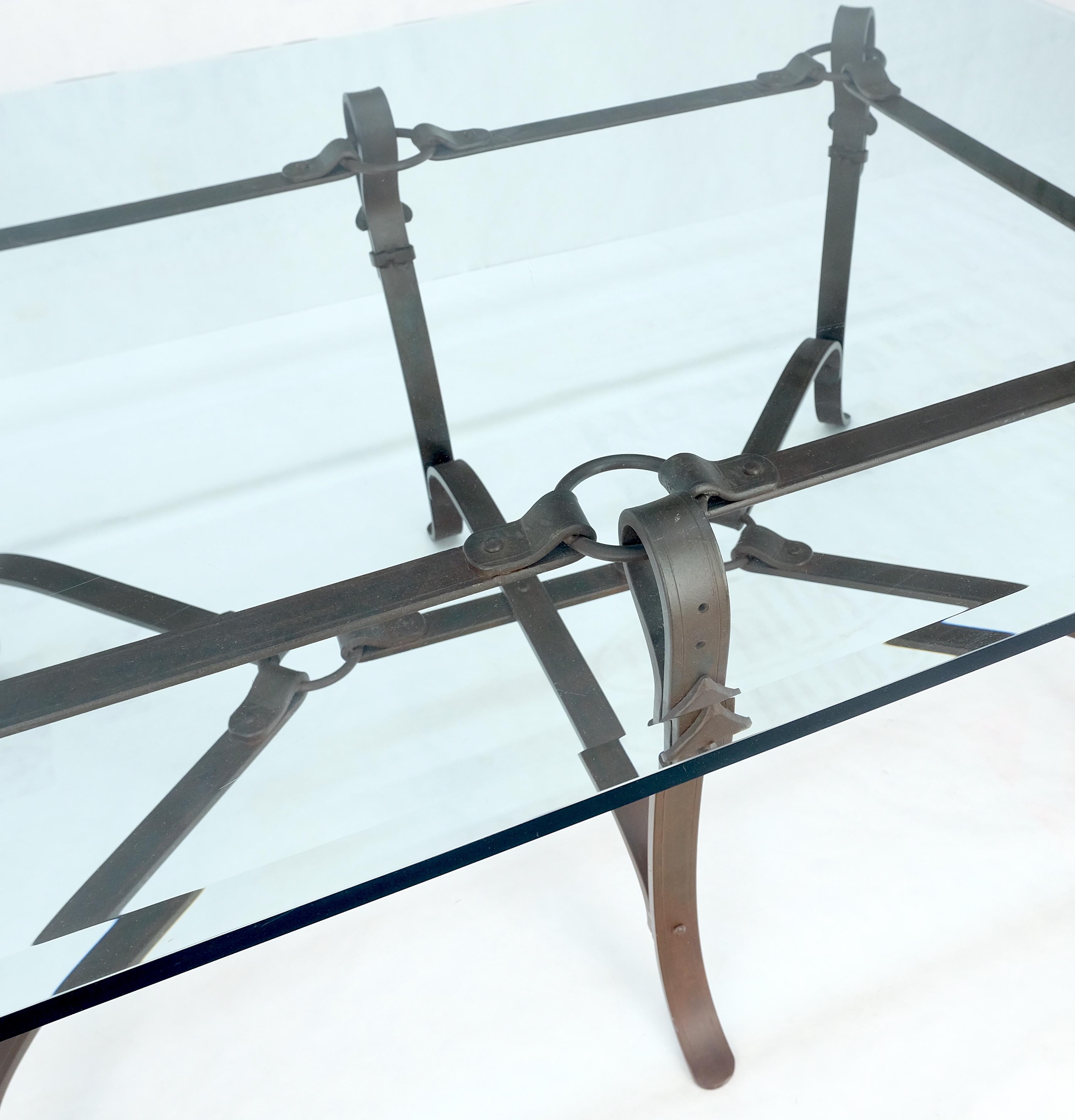 Inconnu Grande table basse en fer forgé avec fausses ceintures rassemblées ensemble base 3/4 po. de verre en vente