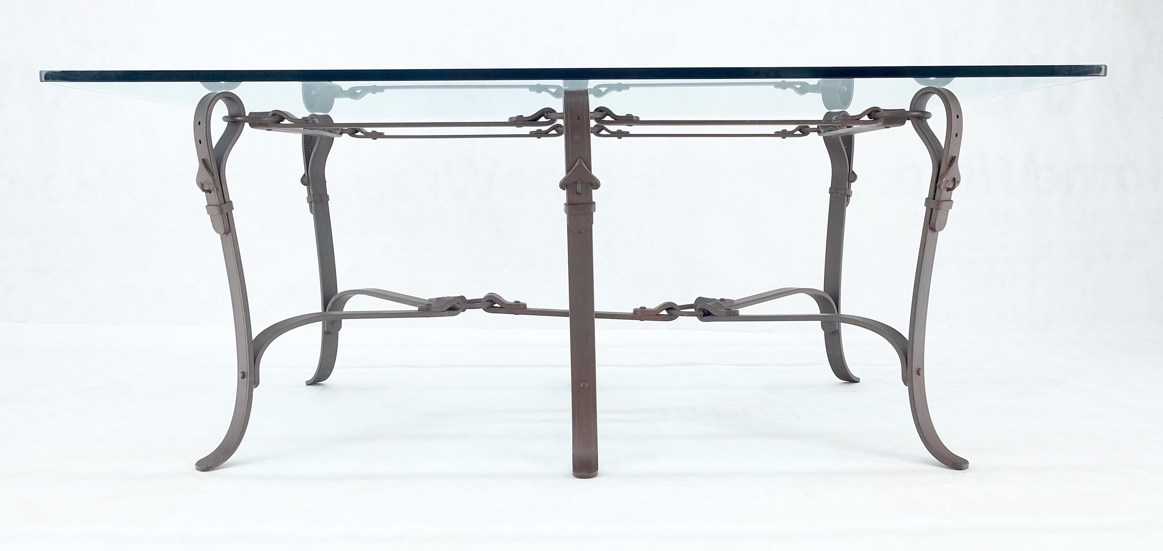 Grande table basse en fer forgé avec fausses ceintures rassemblées ensemble base 3/4 po. de verre Bon état - En vente à Rockaway, NJ